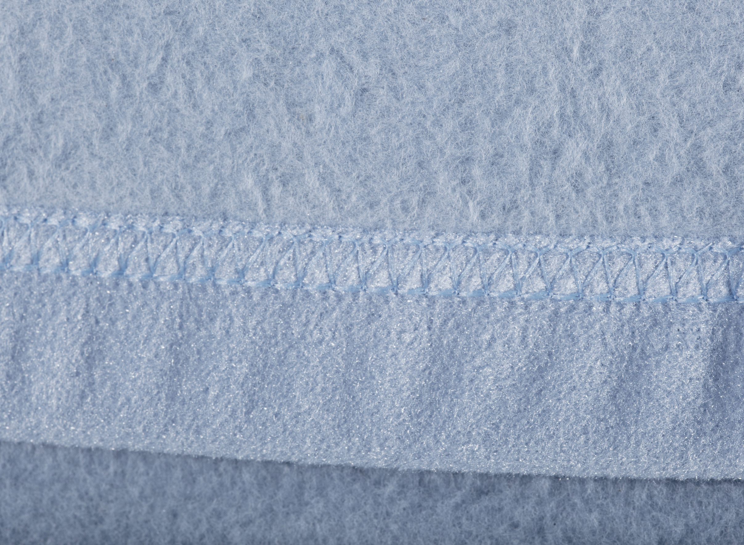 Hochwertige Wohndecke aus 100% Baumwolle in 150x200 cm in Hellblau - Samtband