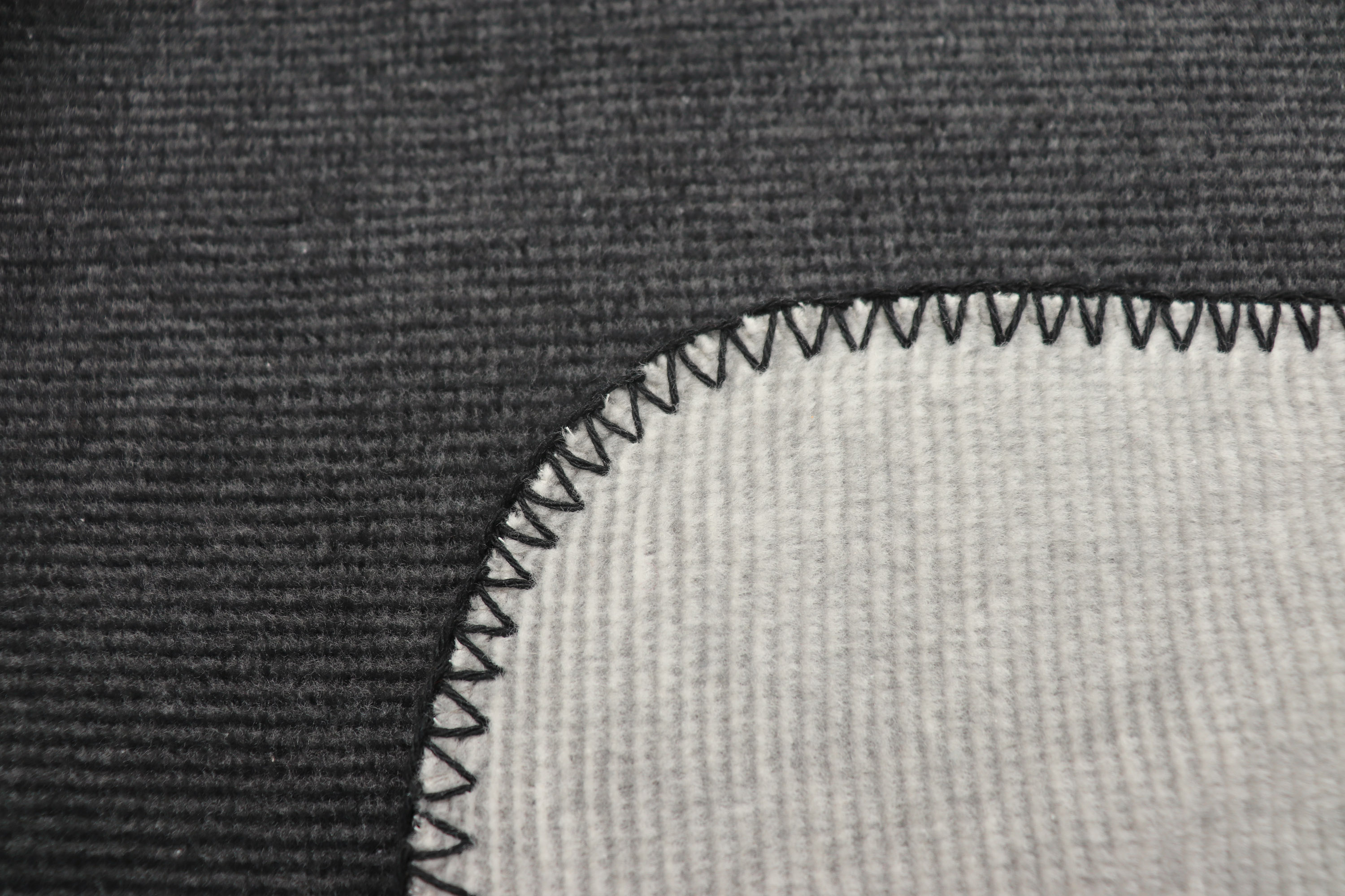 Wohn- und Kuscheldecke "Duo Cotton Melange" Wohndecke "Melange Doubleface" aus Baumwollmischgewebe in 150x200 cm in Anthrazit-Silber - Zierstich