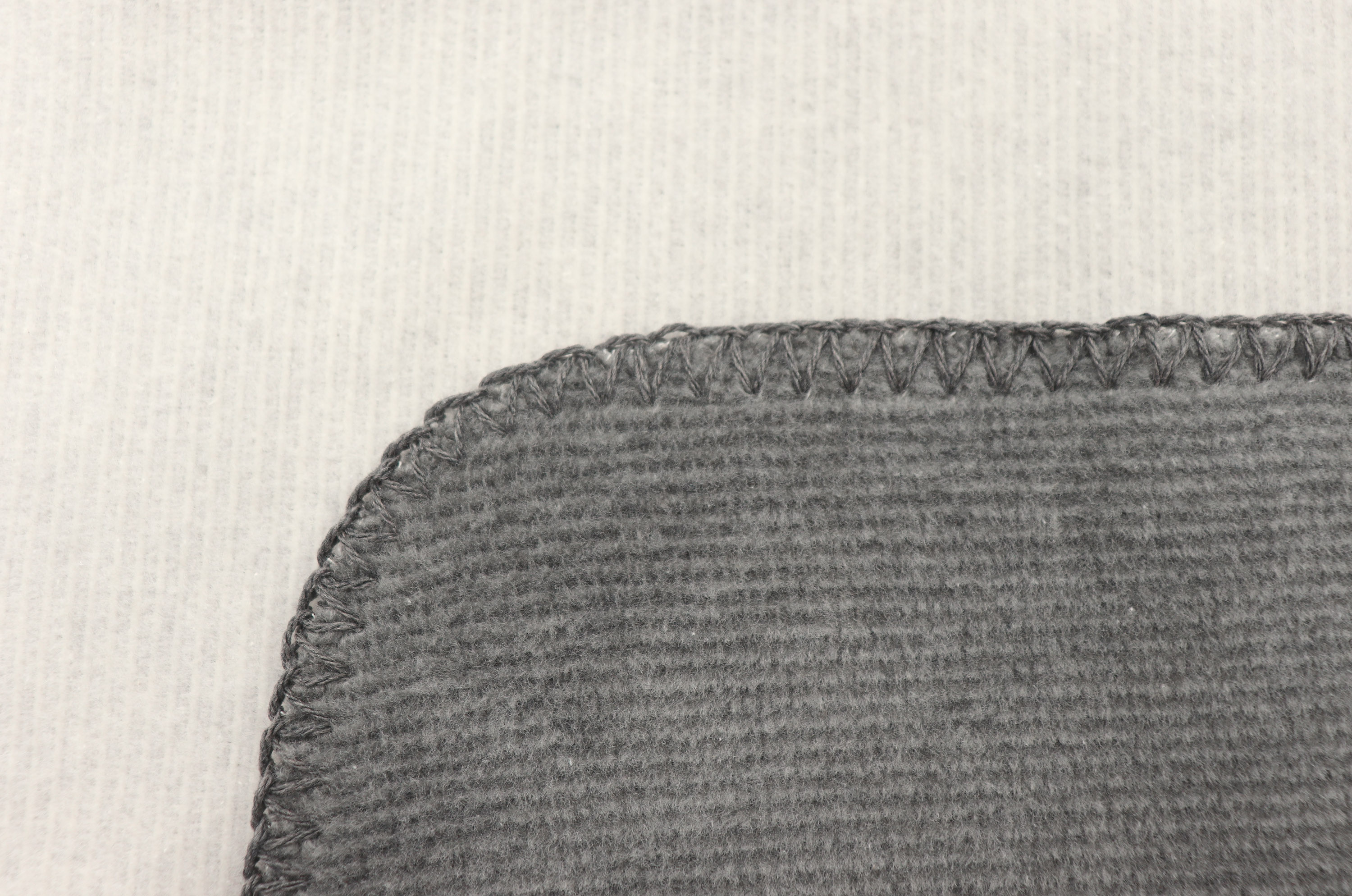 Wohndecke "Melange Doubleface" aus Baumwollmischgewebe in 150x200 cm in Natur-Graphit - Zierstich