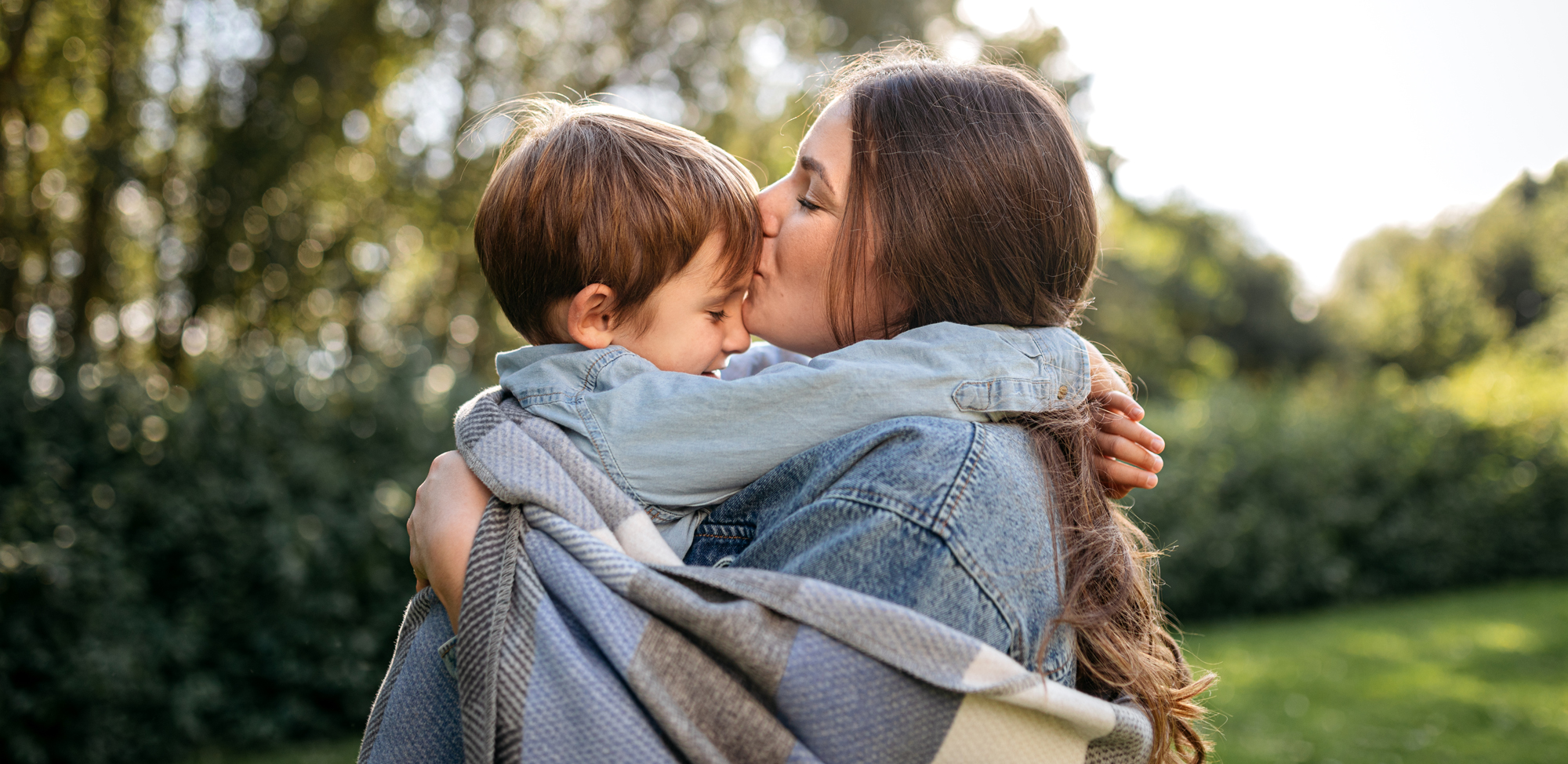 Kuscheldecke Interlocked - Mutter Sohn Emotionales Bild: Biederlack Nachhaltigkeit - Mutter und Sohn kuscheln