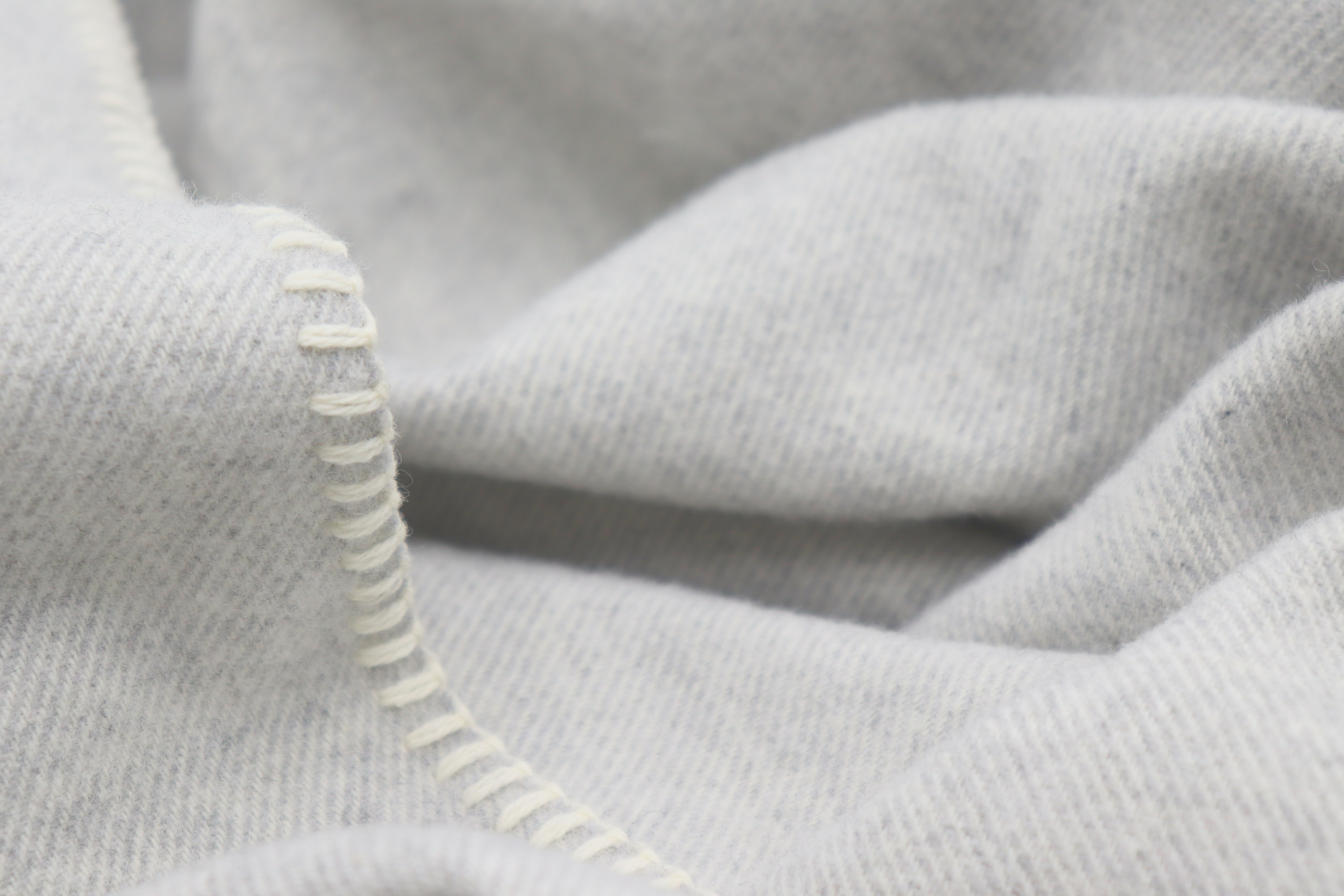 Leichte Wolldecke aus Recycling-Garn "Light Wool - light grey" - Detailaufnahme Flor