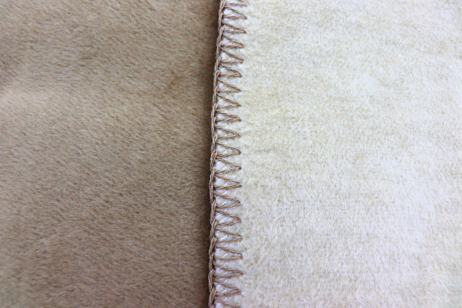 Schlichte Wohndecke "Duo Cotton" aus Baumwollmischgewebe in 150x200 cm in Palisade-Feder - Zierstich