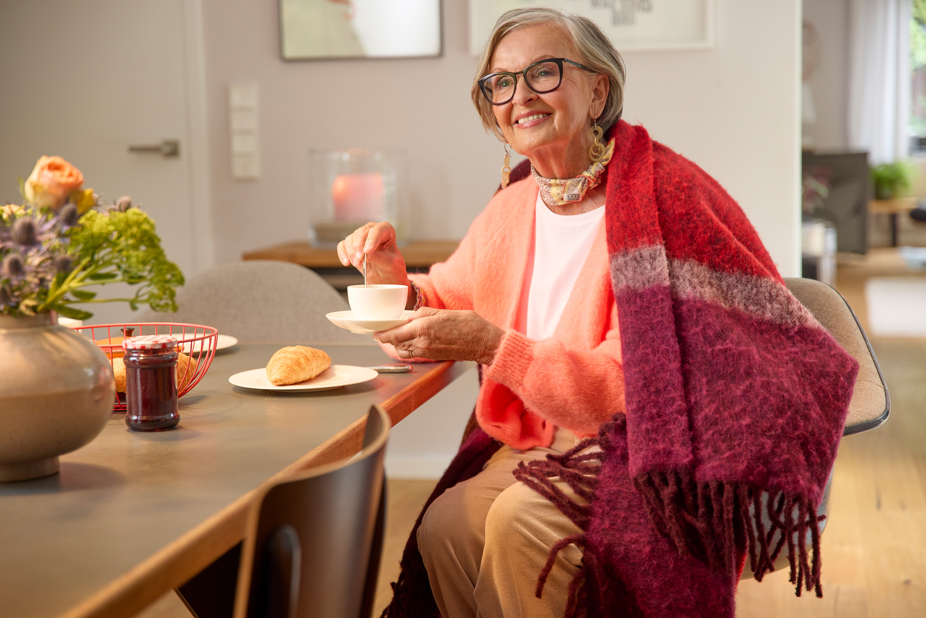 Fransenplaid Mohair Look Crimson Milieubild mit Model