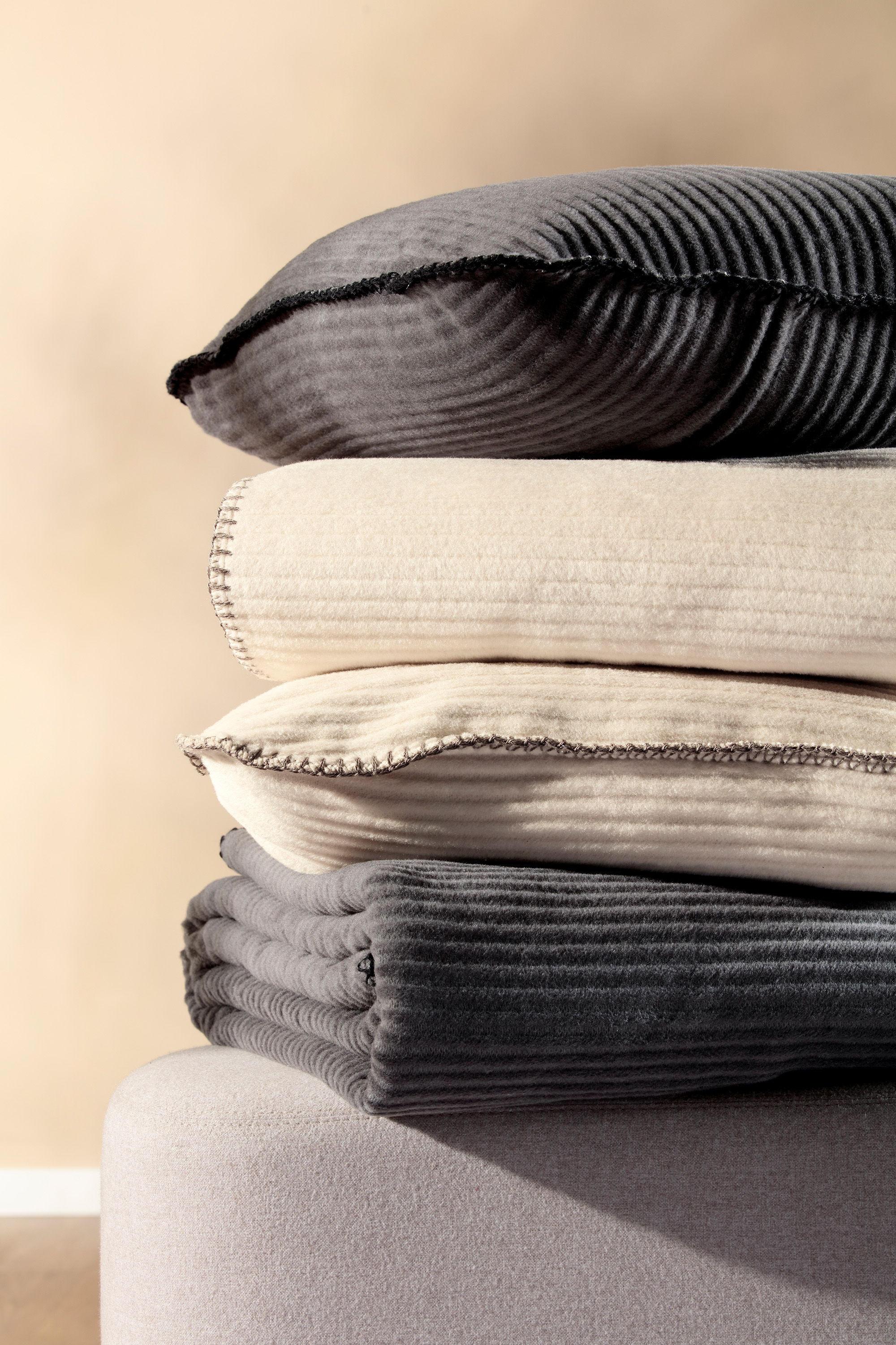 Stapelbild Kissen und Decken aus Cord