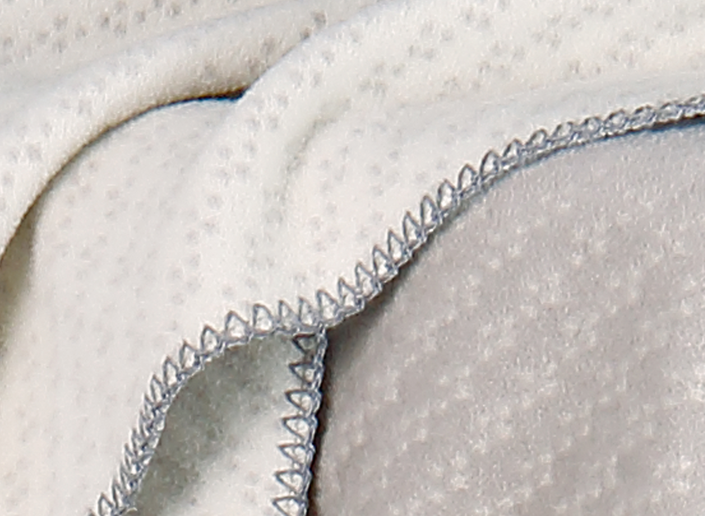 Wolldecke "Slot" mit dezentem Muster in grau - Detailaufnahme Flor