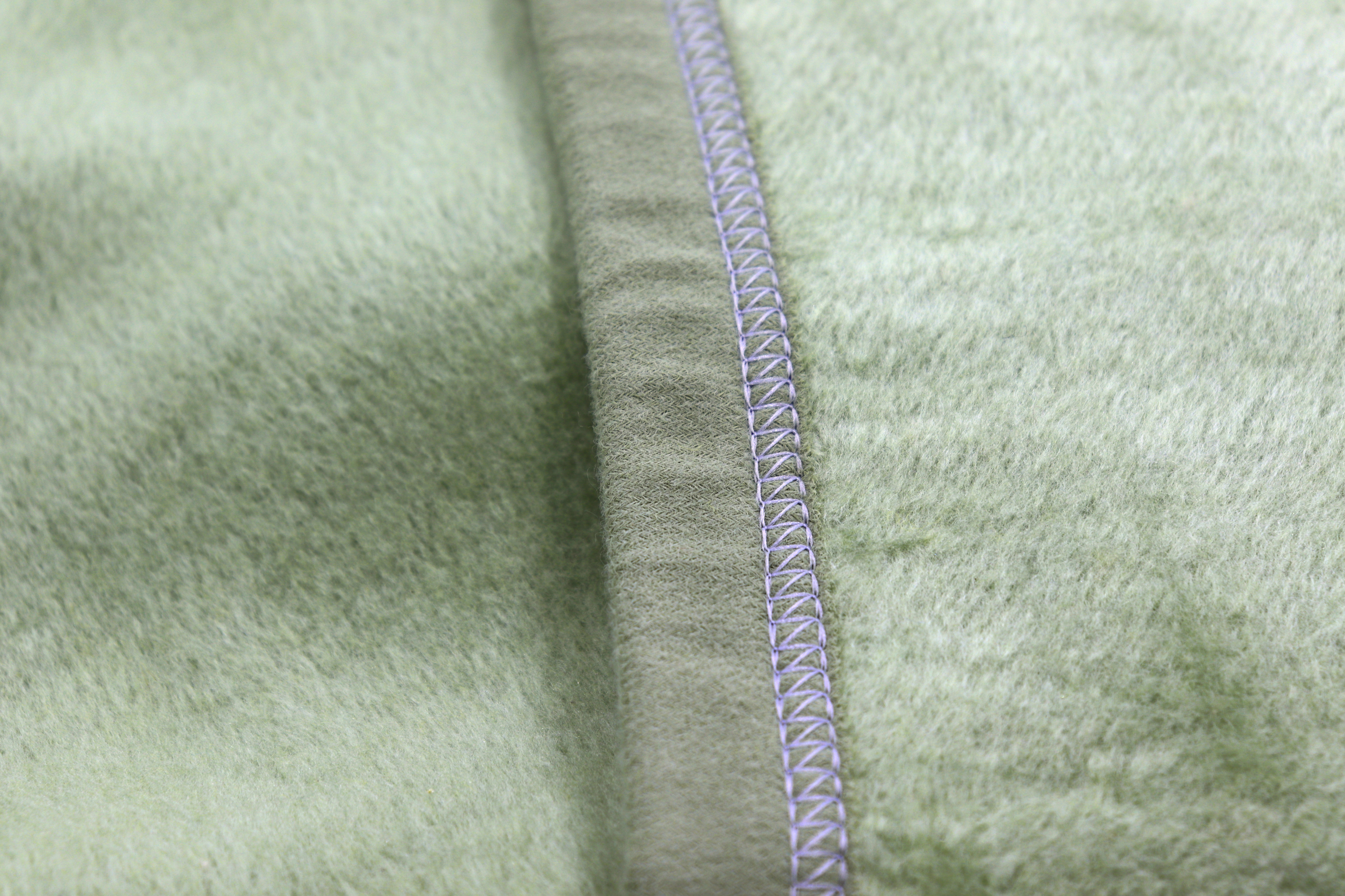 Wohn- und Kuscheldecke "Uno Cotton" Einfarbige Wohndecke "Uno Cotton" aus Baumwollmischgewebe in Salbei-grün - Veloursband