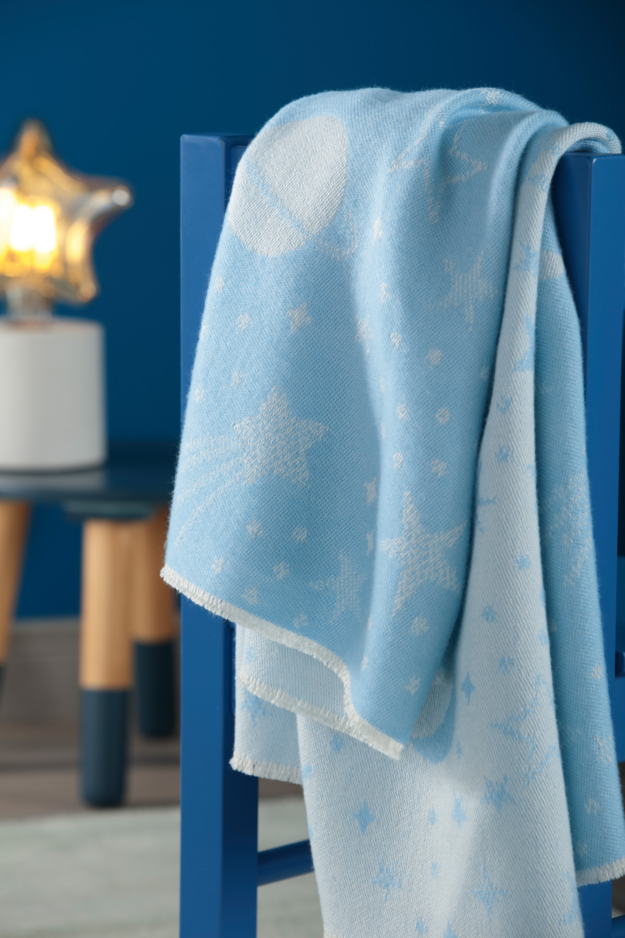 Babydecke Universe blue Milieubild auf Stuhl