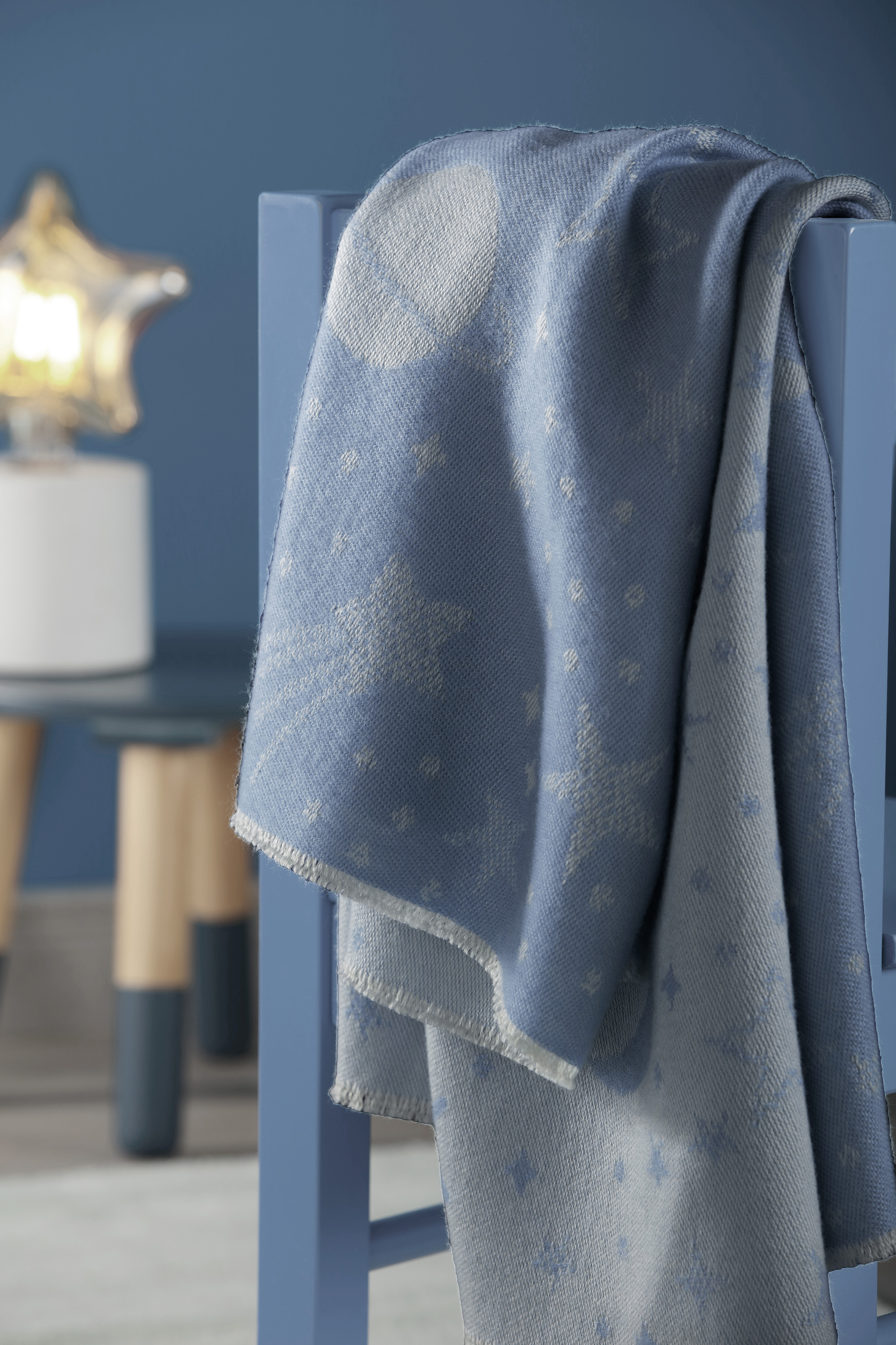 Babydecke "Universe" Babydecke Universe blue Milieubild auf Stuhl