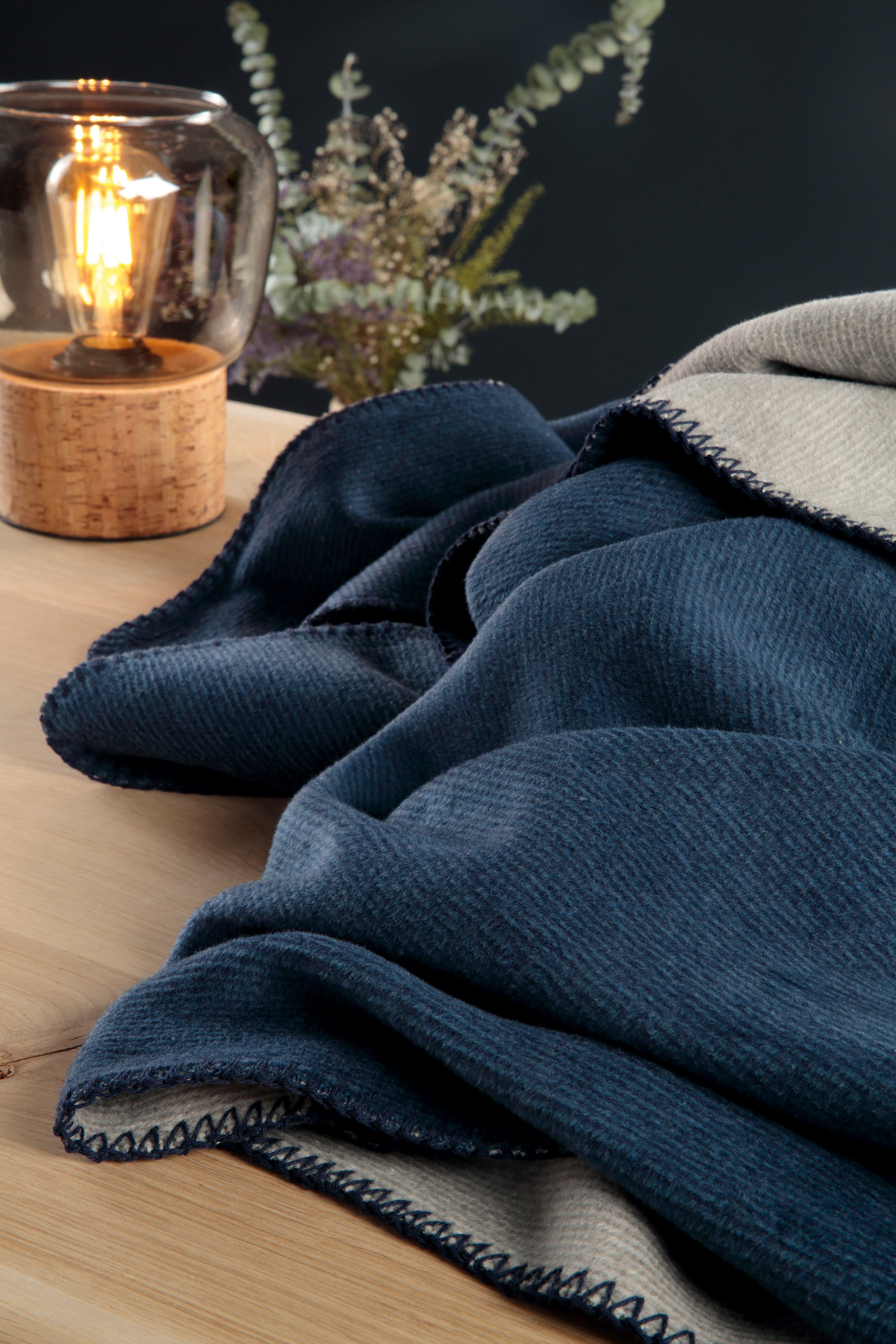 Wohn- und Kuscheldecke "Duo Cotton Melange" Wohndecke "Melange Doubleface" aus Baumwollmischgewebe in 150x200 cm in Marineblau-Silbergrau - Milieu