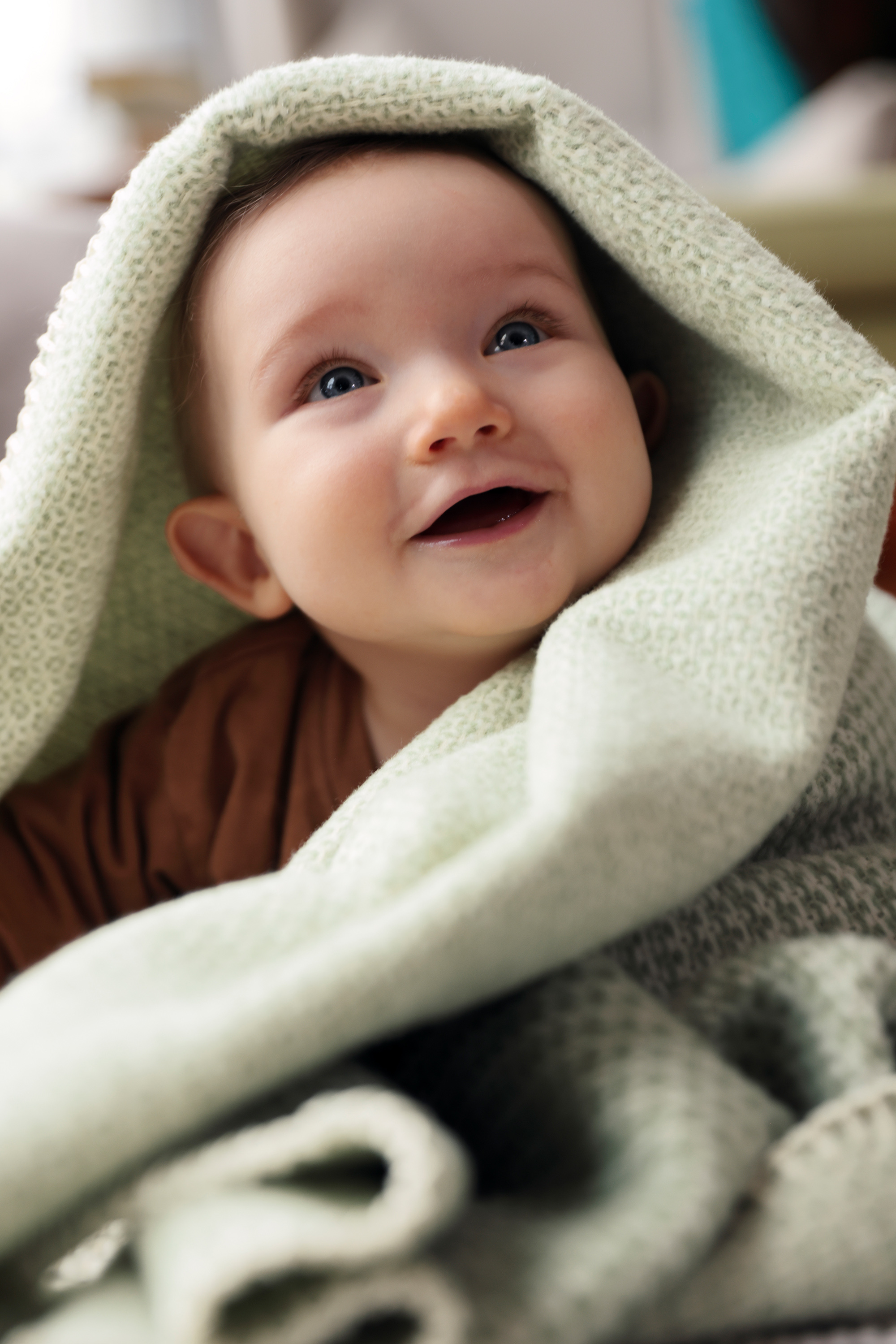Babydecke Cotton green mit Strukturmuster Milieuaufnahme mit Baby