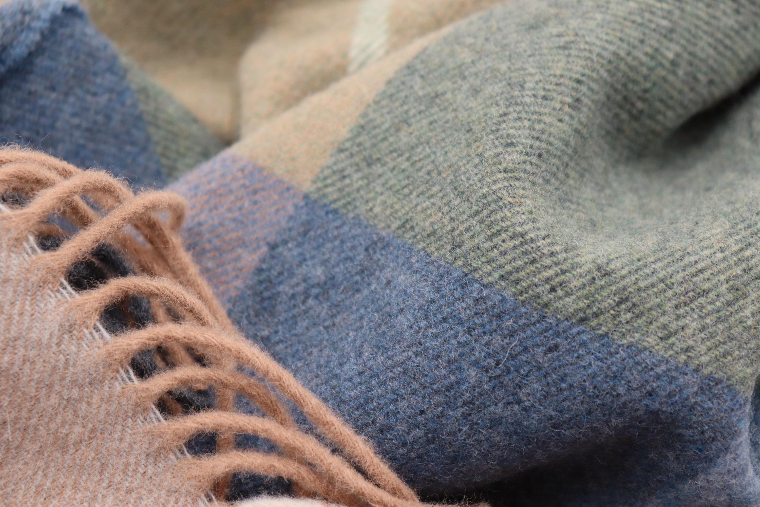 kariertes Wollplaid "Quito" in 130x170 cm in herbstlichen Farben - Detailaufnahme Flor