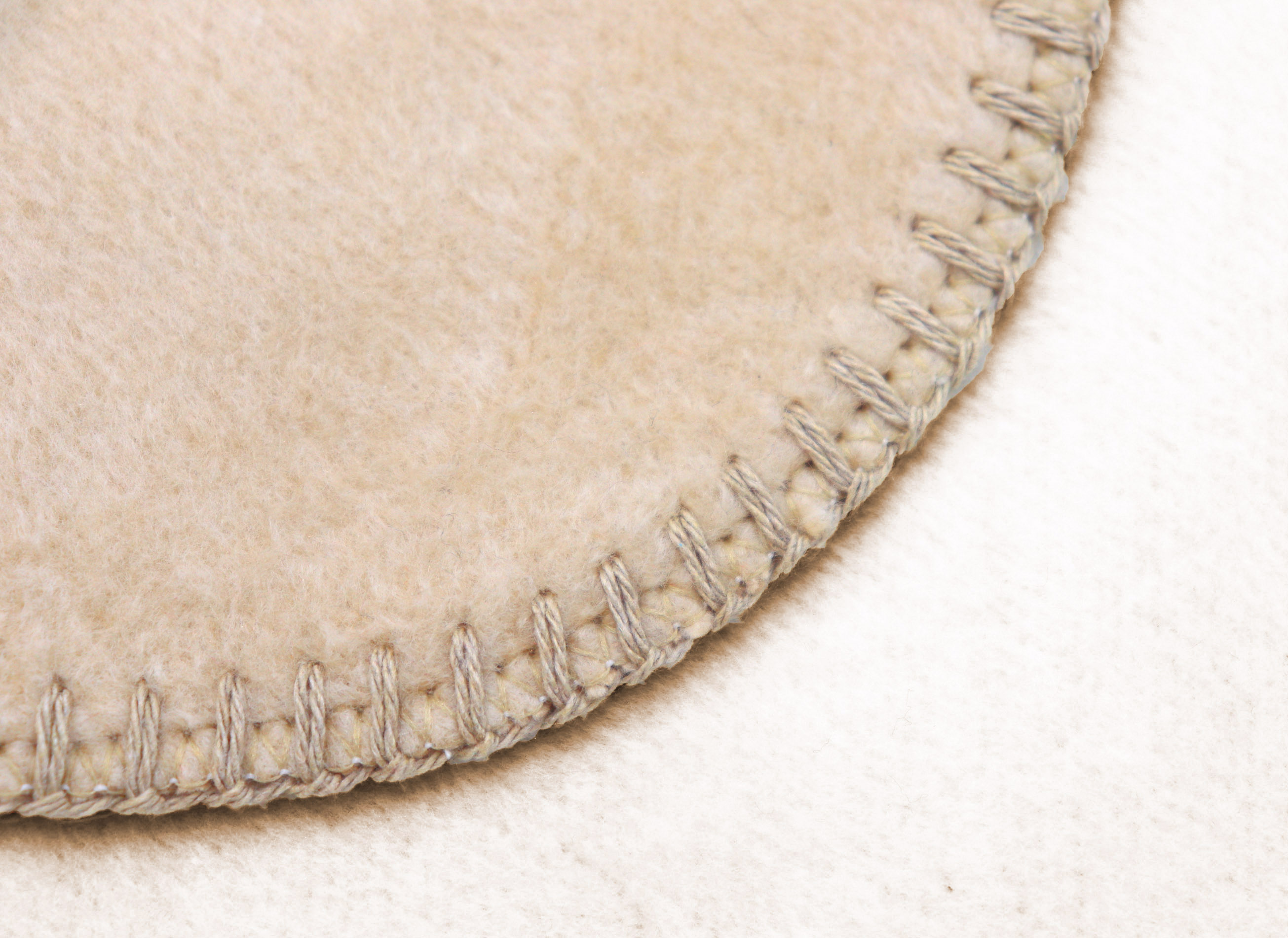 Schlichte Wohndecke "Duo Cotton" aus Baumwollmischgewebe in 150x200 cm in Oasis-Ecru - Zierstich
