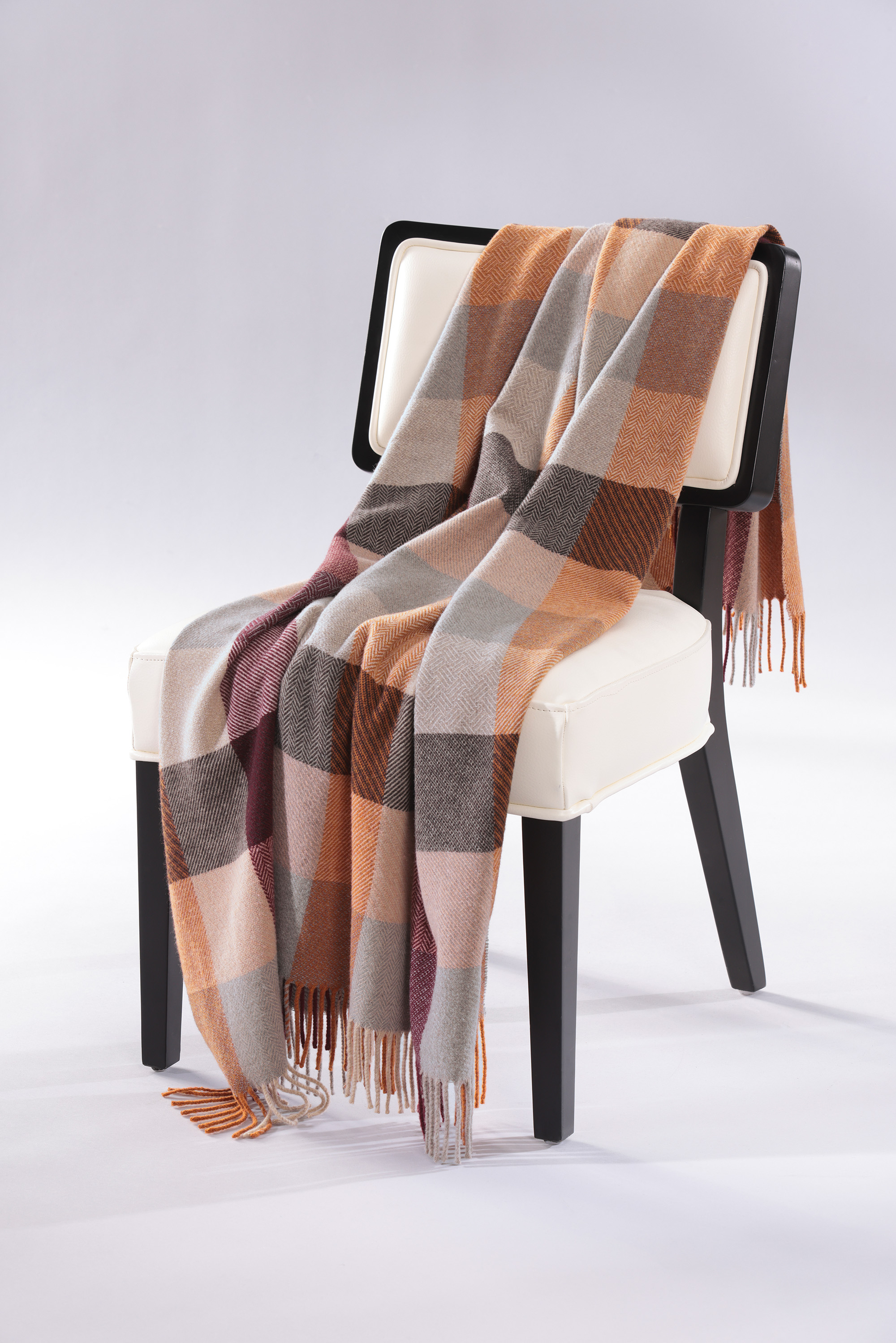 Fransenplaid Sienna Shades auf Stuhl gelegt