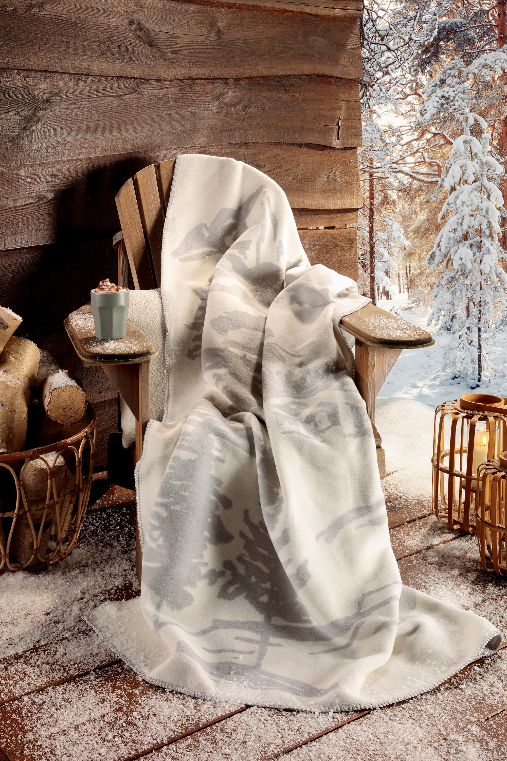 Wohndecke Mountain Dreams auf Holzstuhl liegend