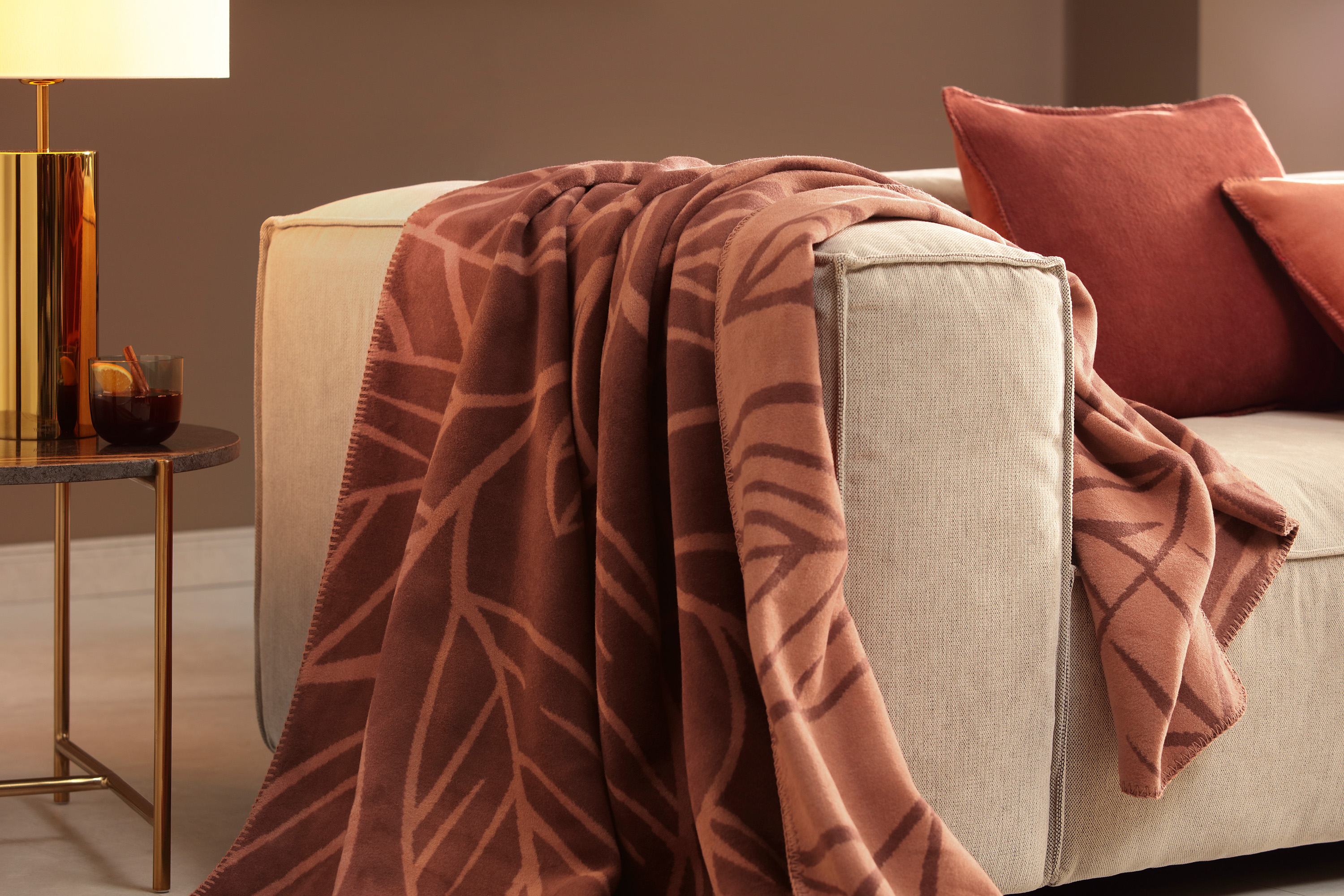 Sofadecke Villeroy & Boch Aurora Bordeaux Milieubild Nahaufnahme Querformat