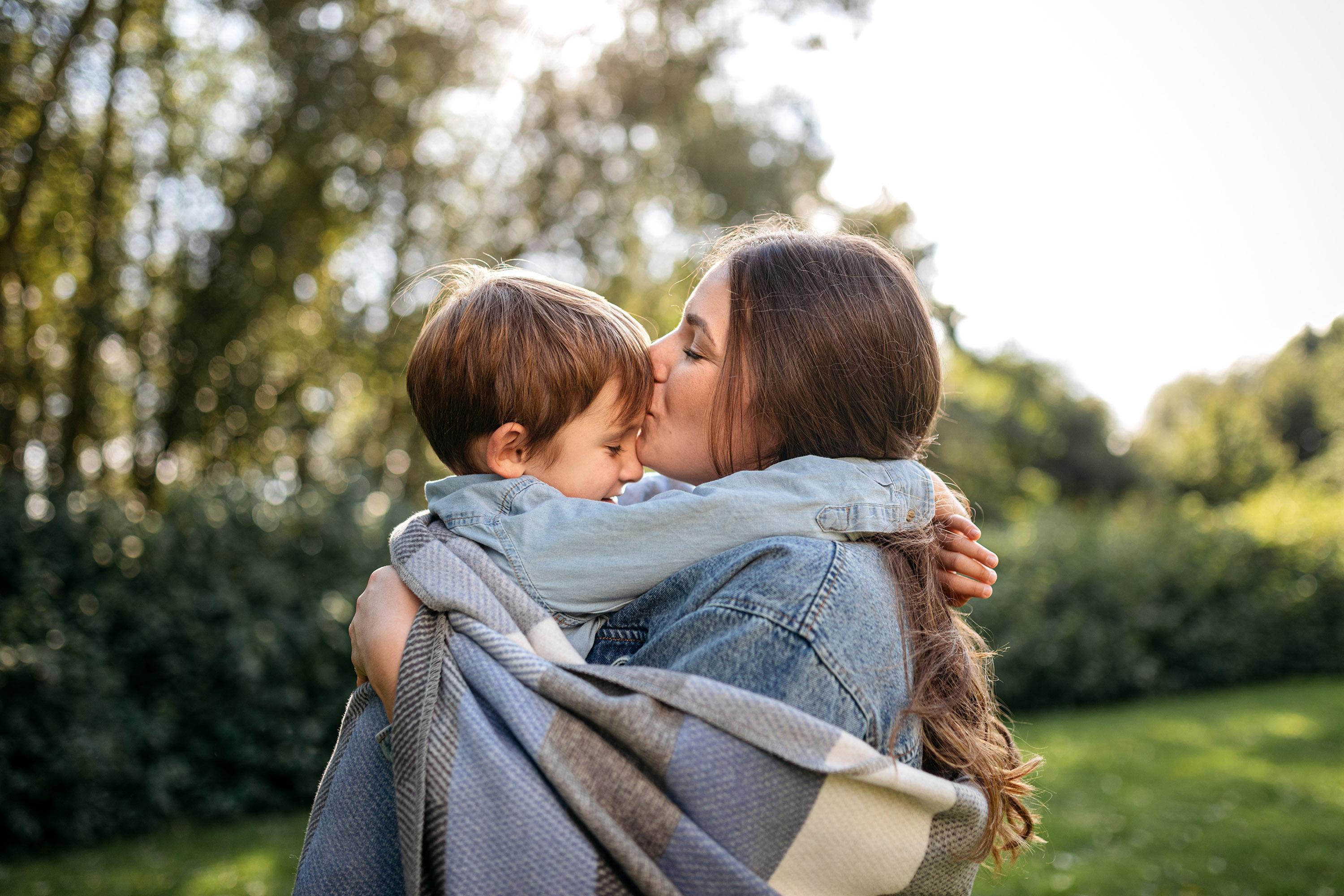 Kuscheldecke Interlocked - Mutter & Sohn Emotionales Bild: Biederlack Nachhaltigkeit - Mutter und Sohn kuscheln