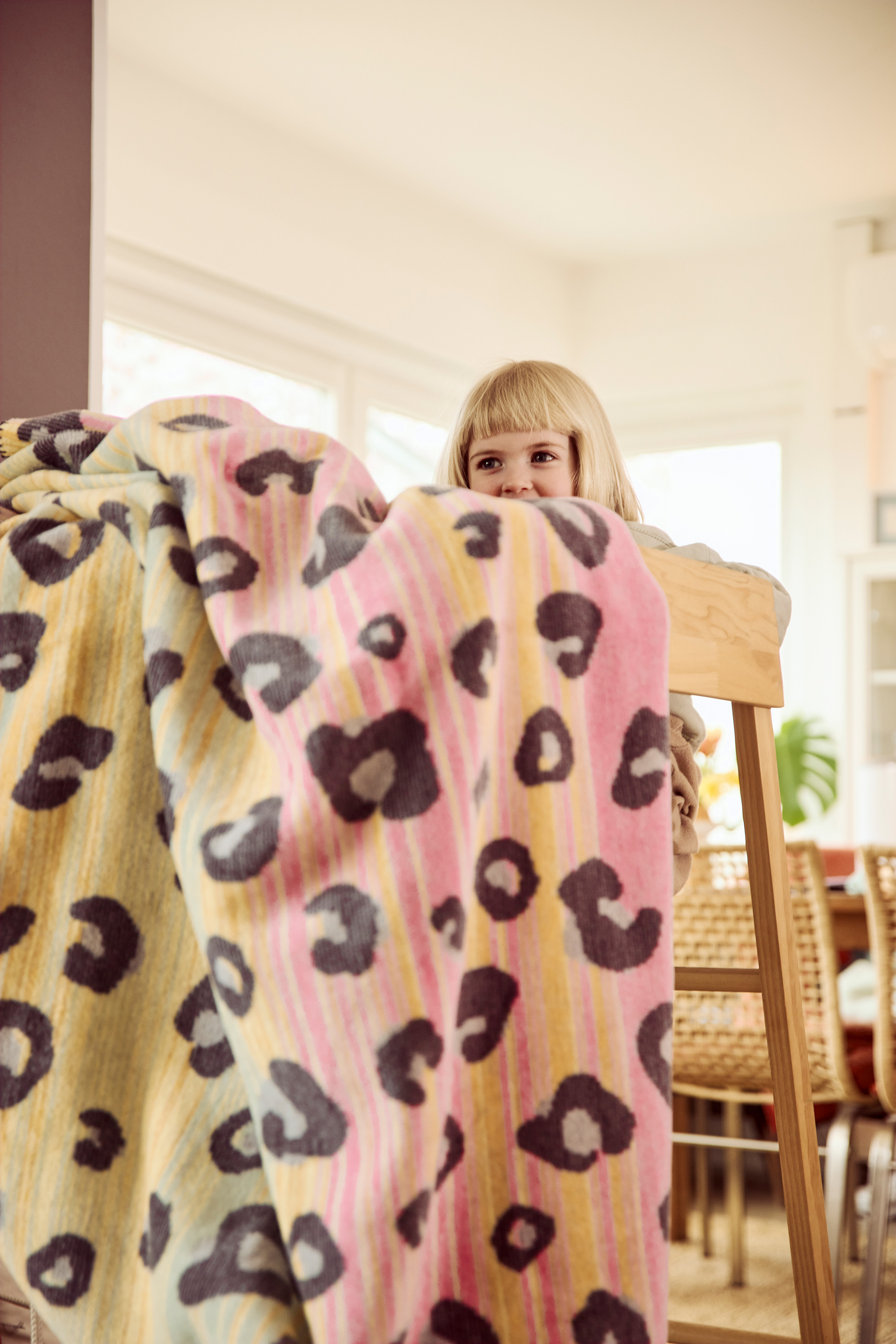 Kinderdecke " Wild Leo" Kinderdecke Wild Leo Milieuaufnahme mit Kleinkind