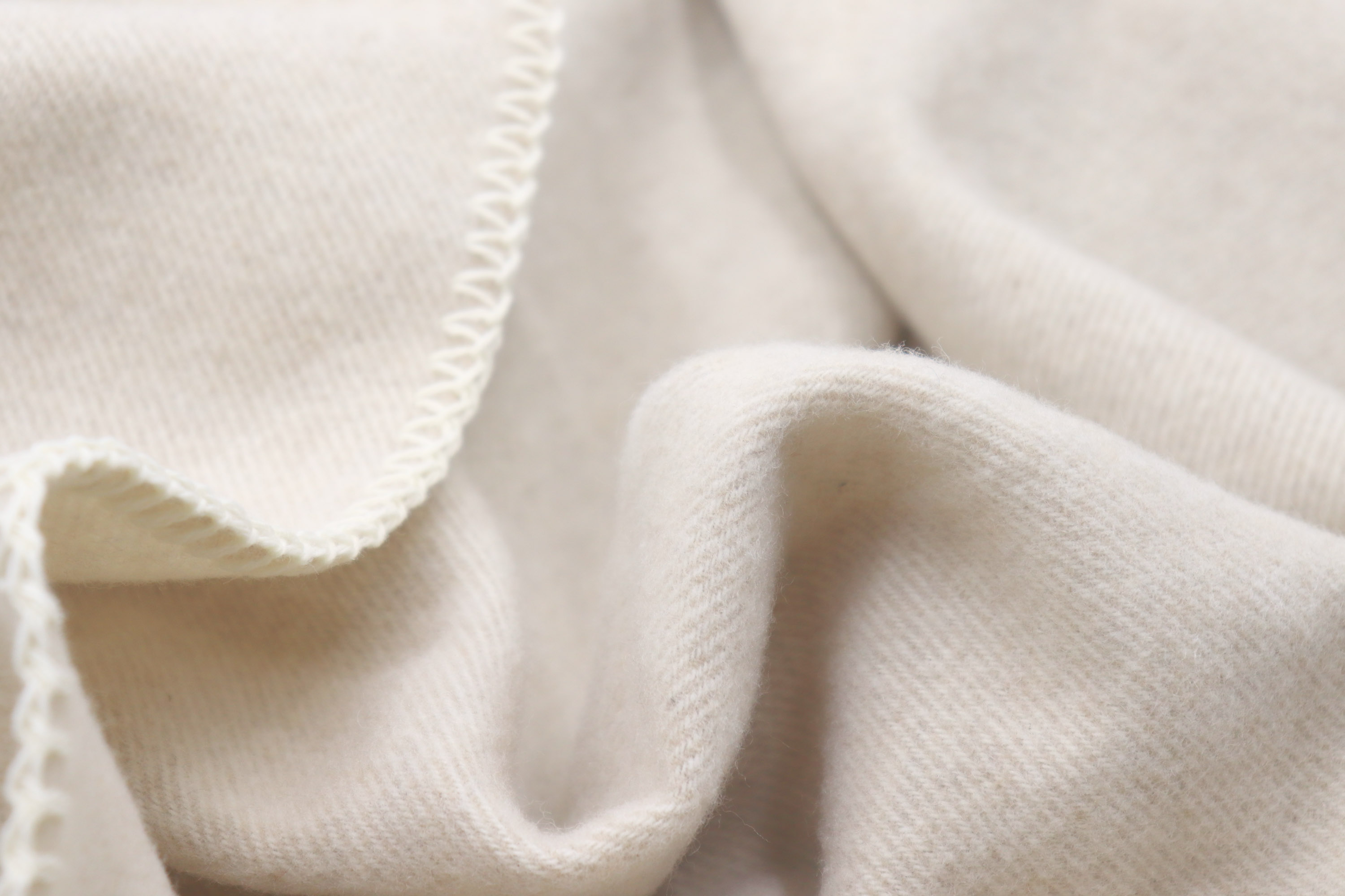 Leichte Wolldecke aus Recycling-Garn "Light Wool - beige" - Detailaufnahme Flor