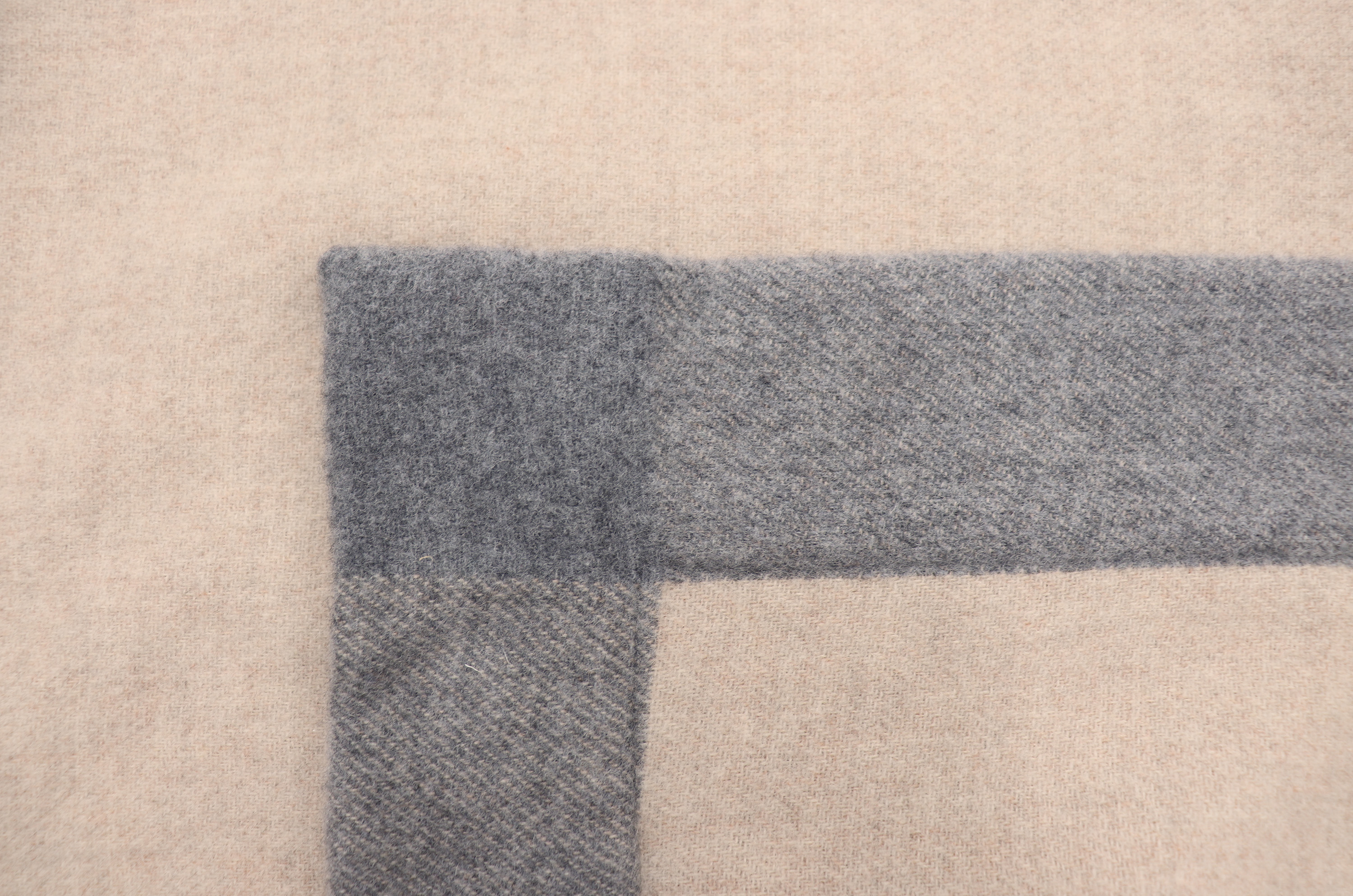Wohndecke aus recycelter Wolle "Prado" Wolldecke Prado sand Nahaufnahme Einfassung