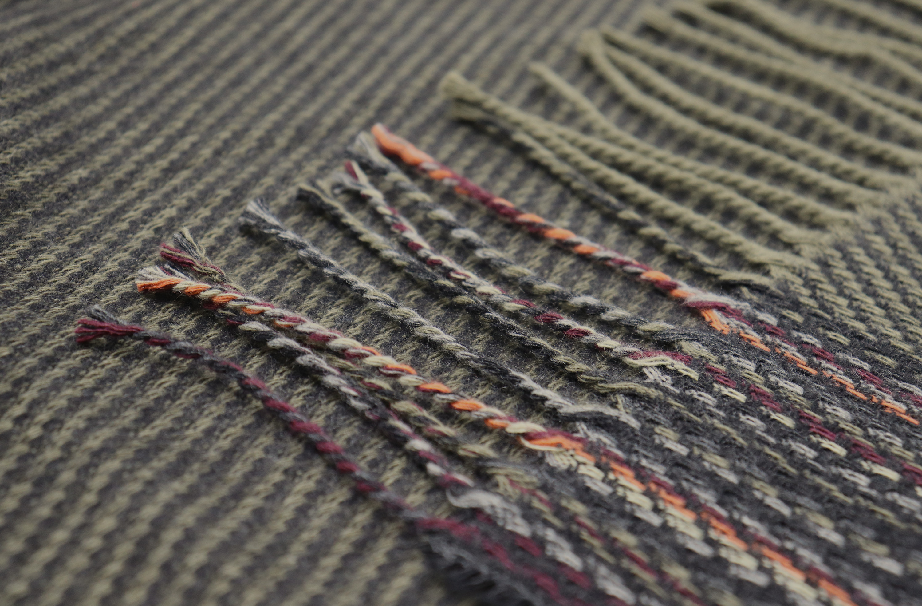 Fransenplaid "Essence" Fransenplaid Essence khaki Nahaufnahme Fransen Einfassung