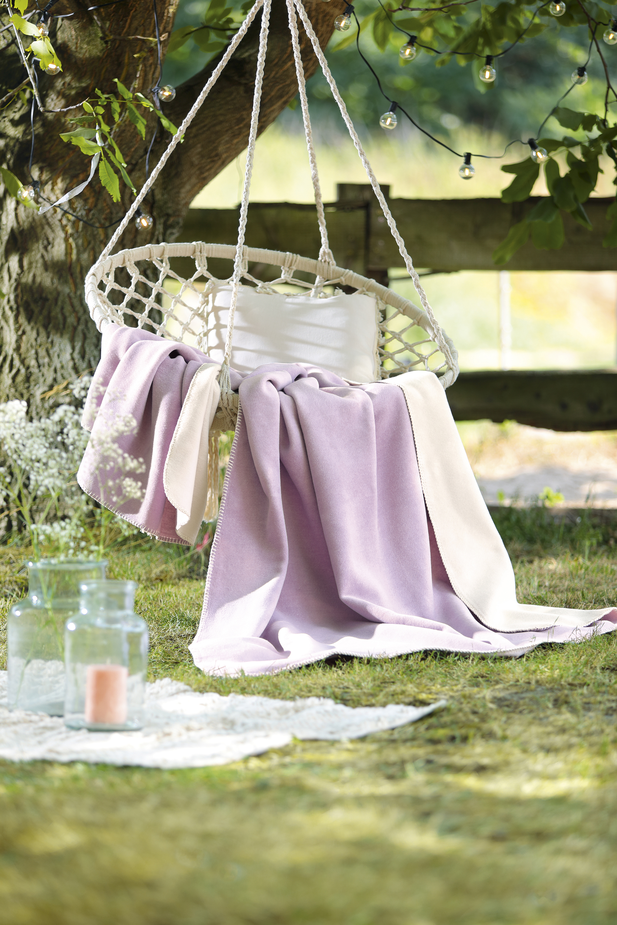 Wohndecke Duo Cotton Farbe lilac-ecru Milieubild