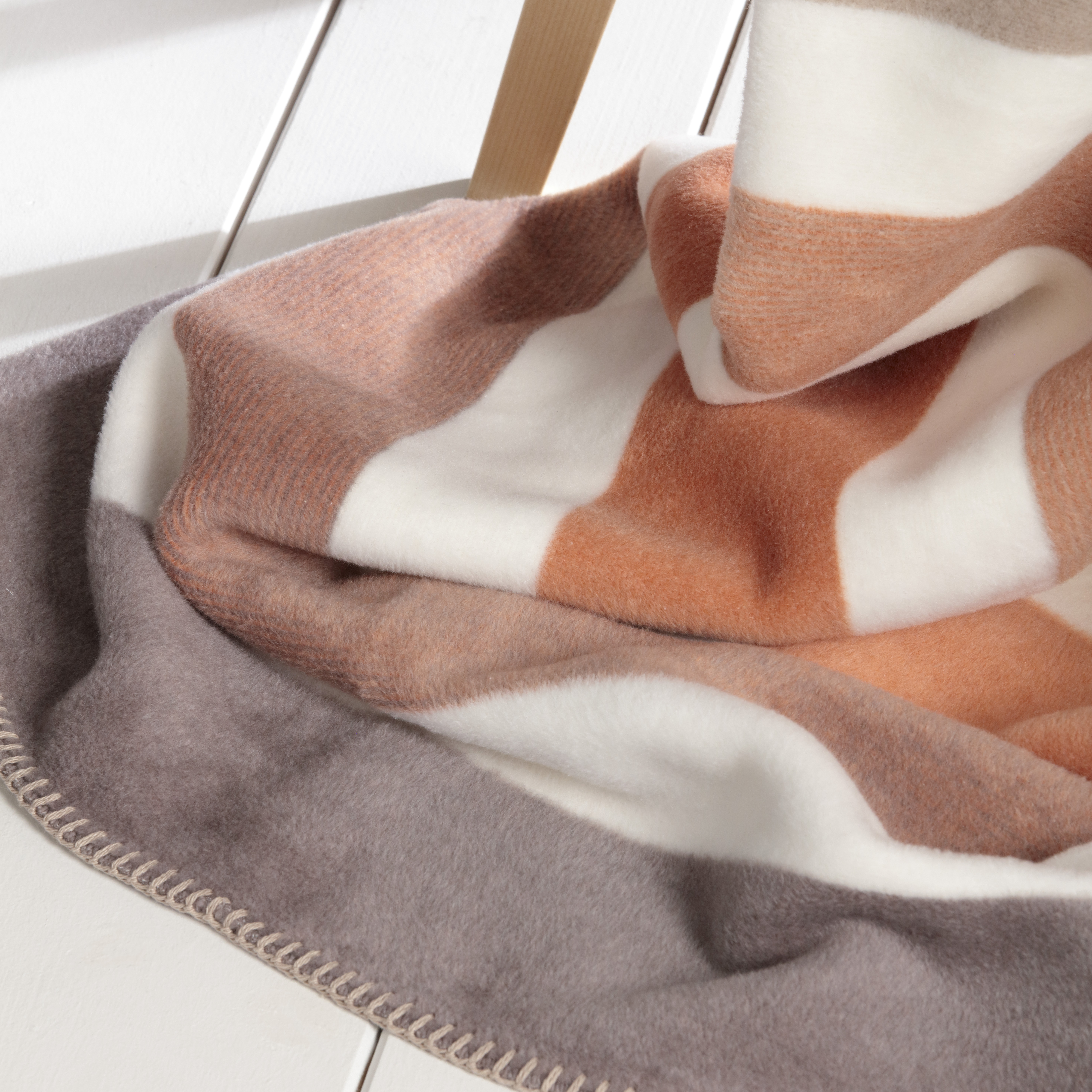 Wohn- und Kuscheldecke "Horizon Nature" Wohndecke Horizon powder Milieuaufnahme