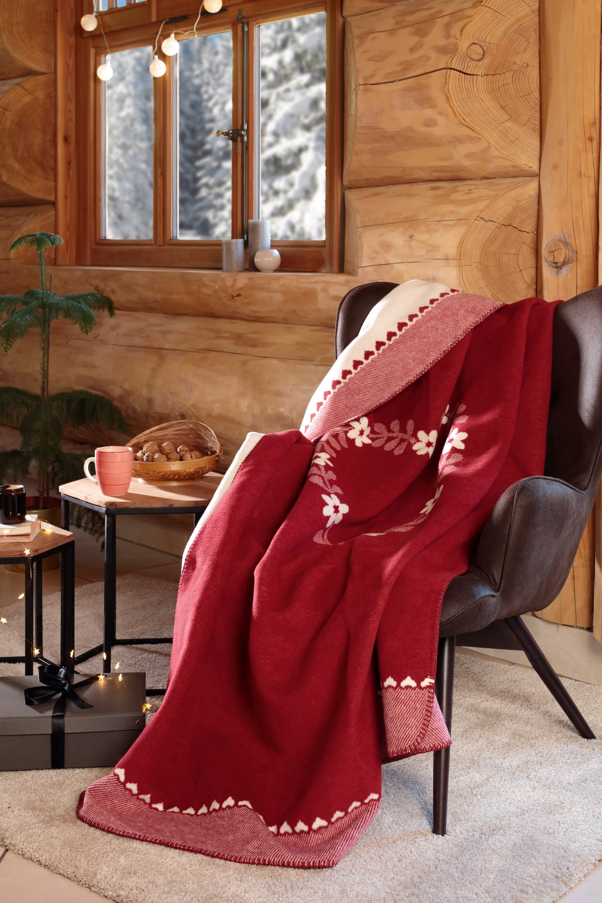 Winterliche Kuscheldecke mit Herz-Motiv in rot - Milieu