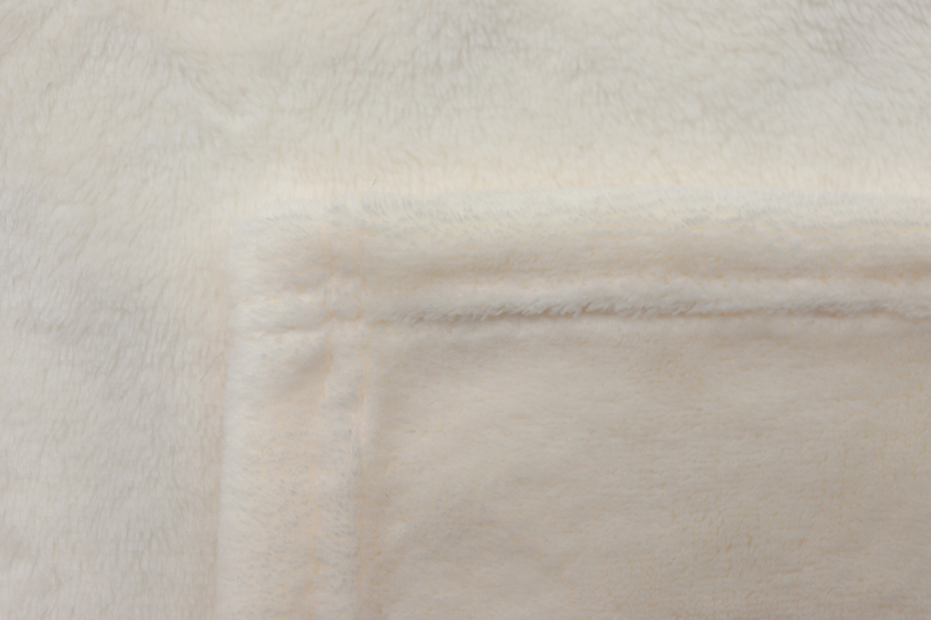 Einfarbige Fleecedecke "Soft & Cover" in 150x200 cm in creme - Einfassung