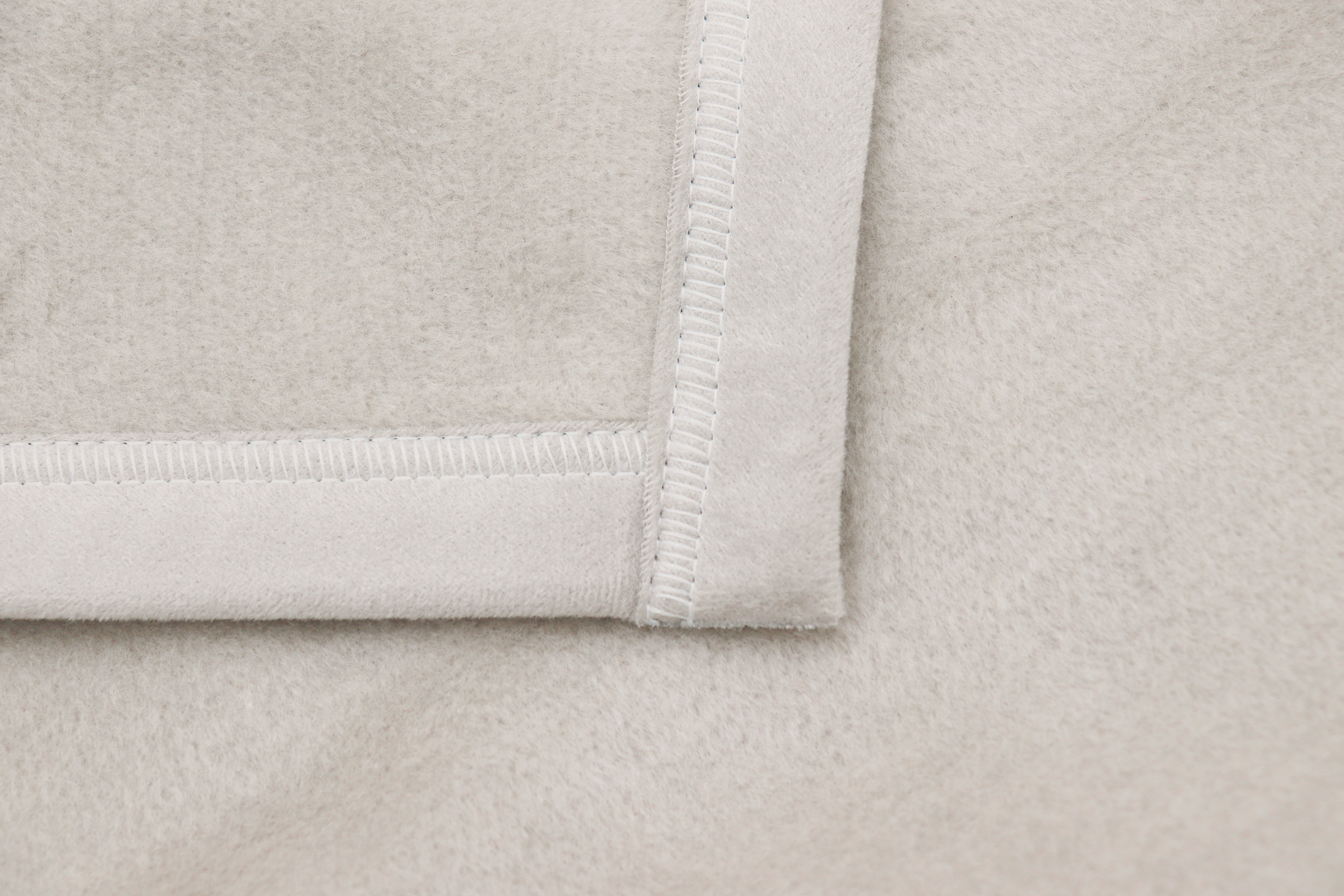 Wohndecke Pure Cotton silber Nahaufnahme Einfassung
