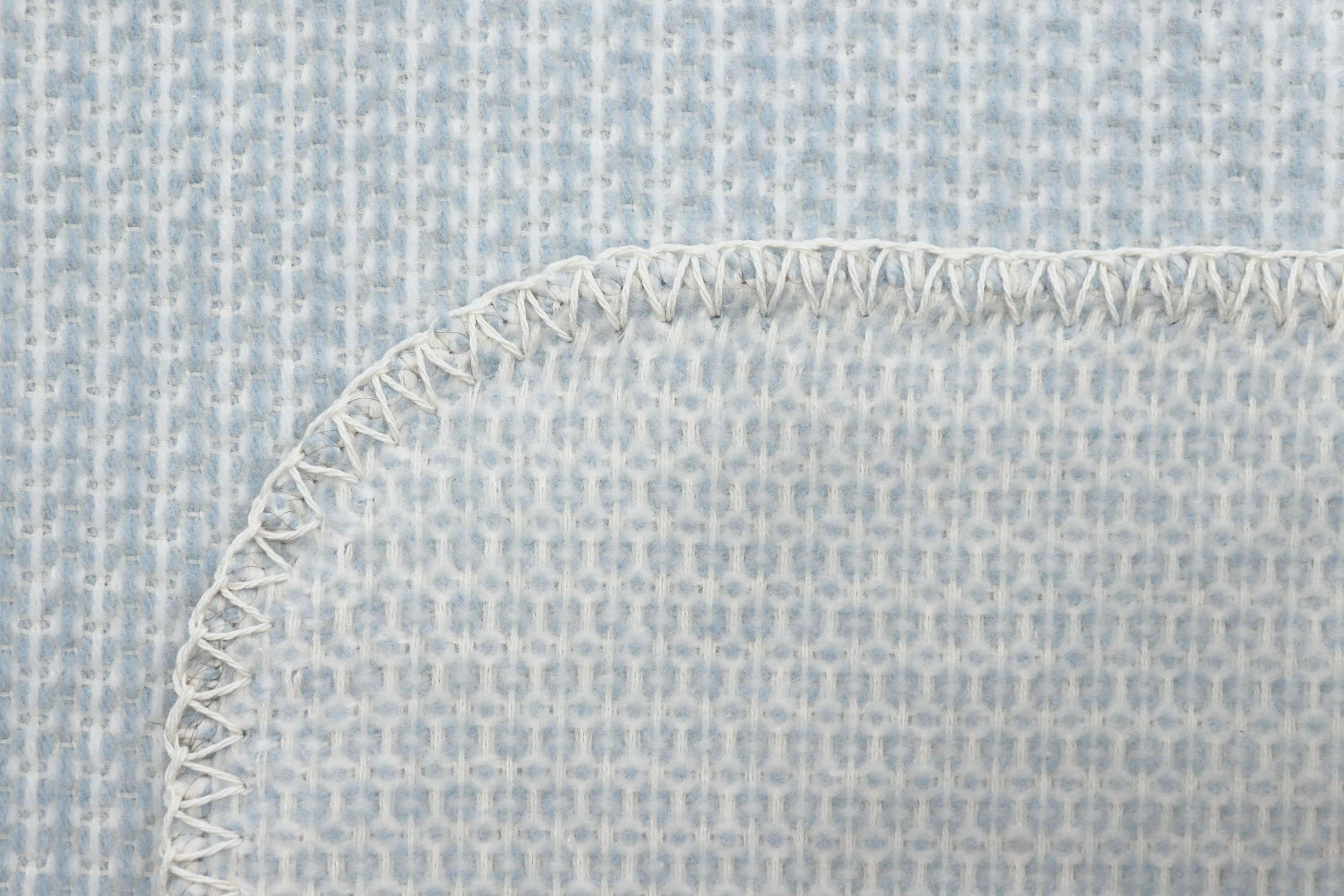 Babydecke Cotton blue mit Strukturmuster Nahaufnahme Einfassung