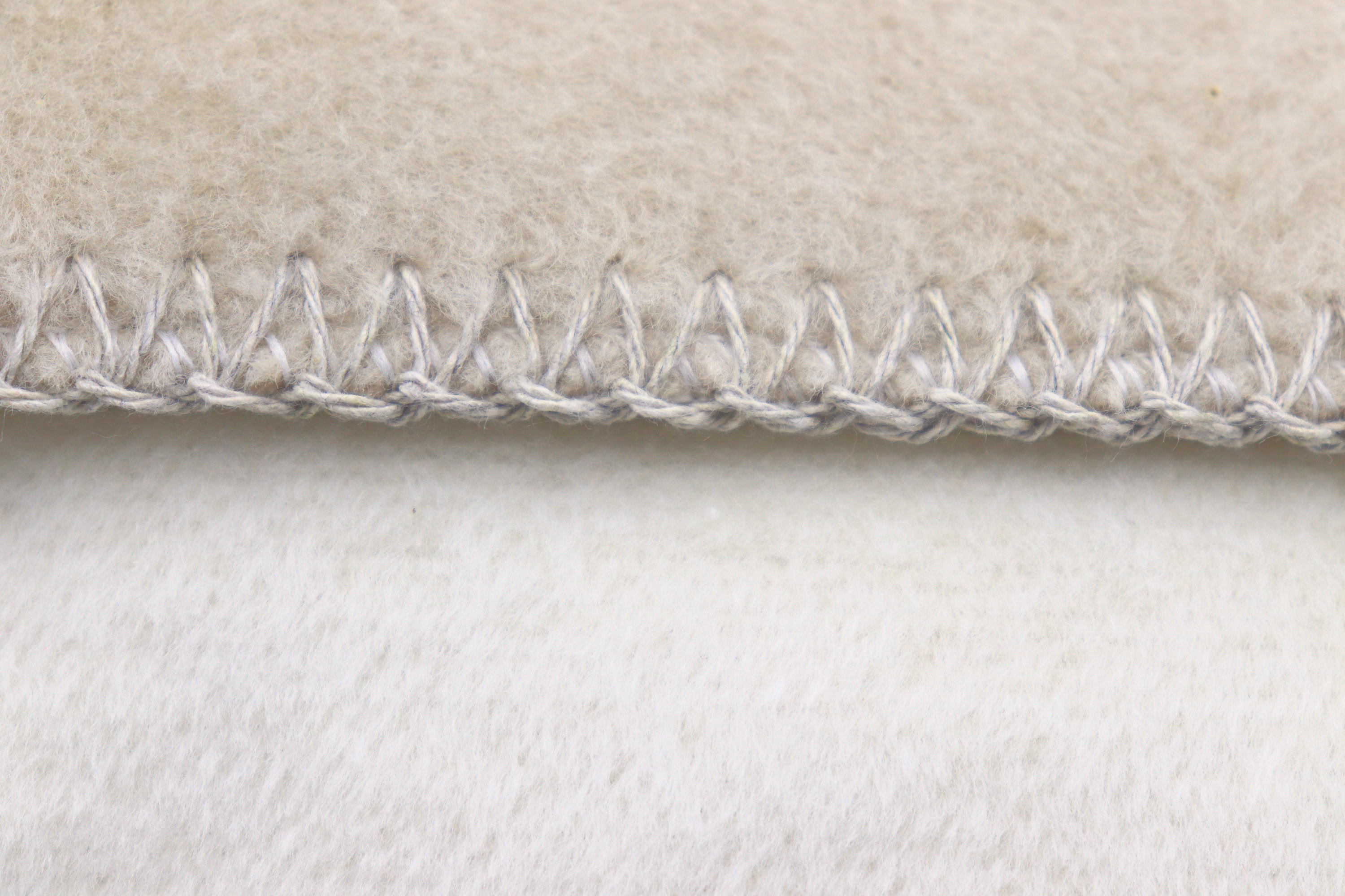 Schlichte Wohndecke "Duo Cotton" aus Baumwollmischgewebe in 150x200 cm in Ecru-Feder - Zierstich