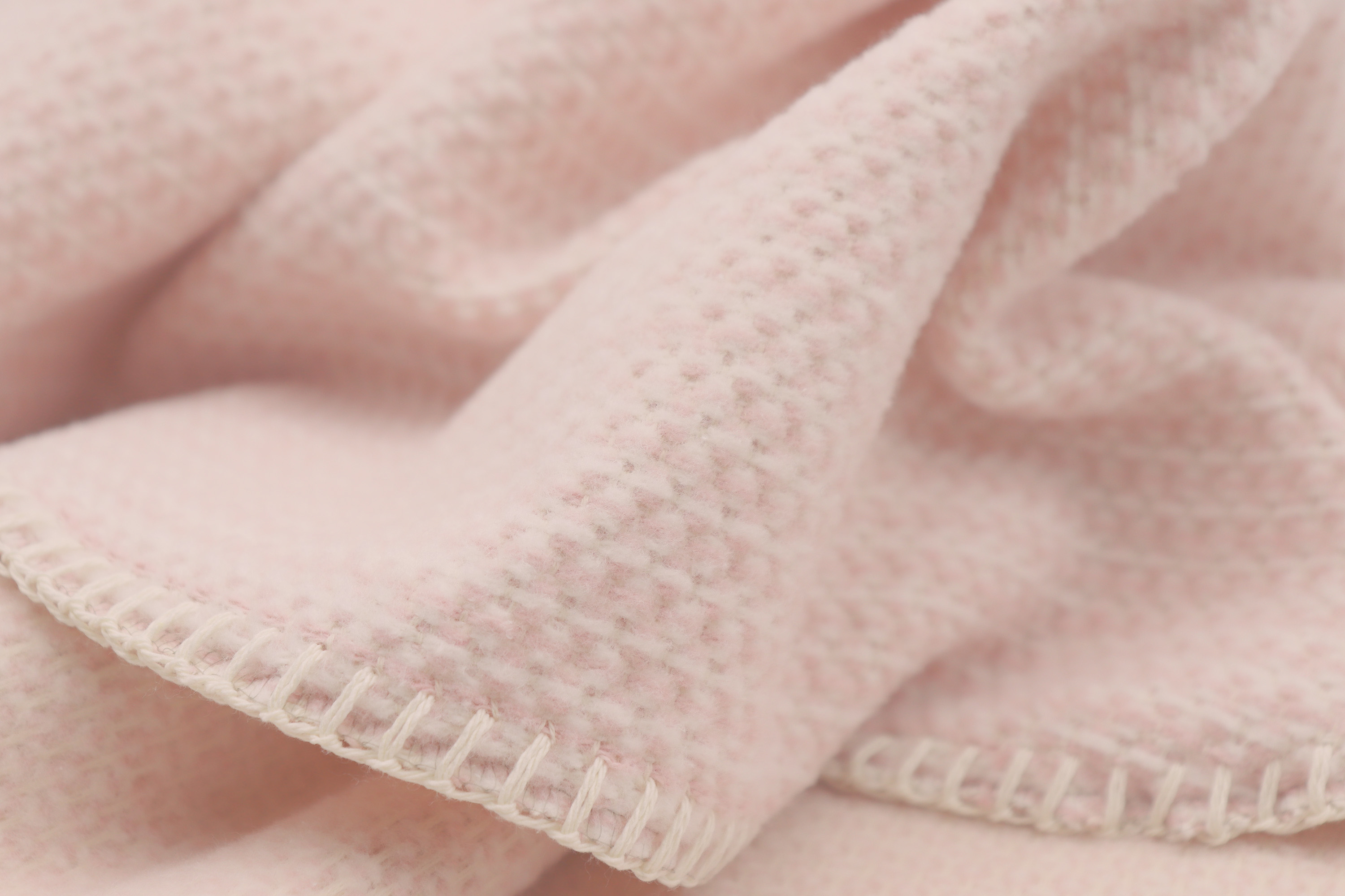 Babydecke Cotton green mit Strukturmuster rose Nahaufnahme Flor