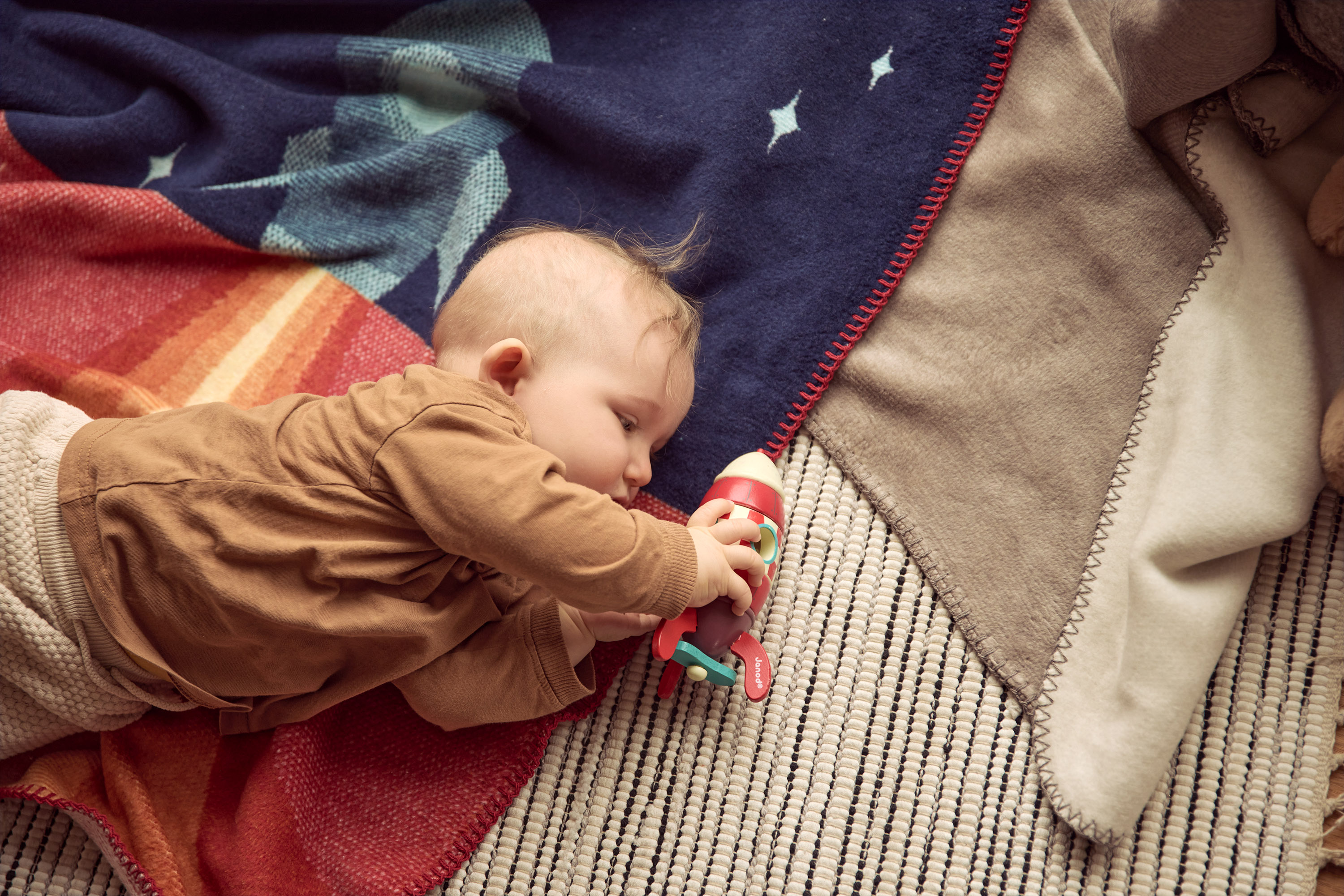 Babydecke Little Rocket Milieubild mit Baby