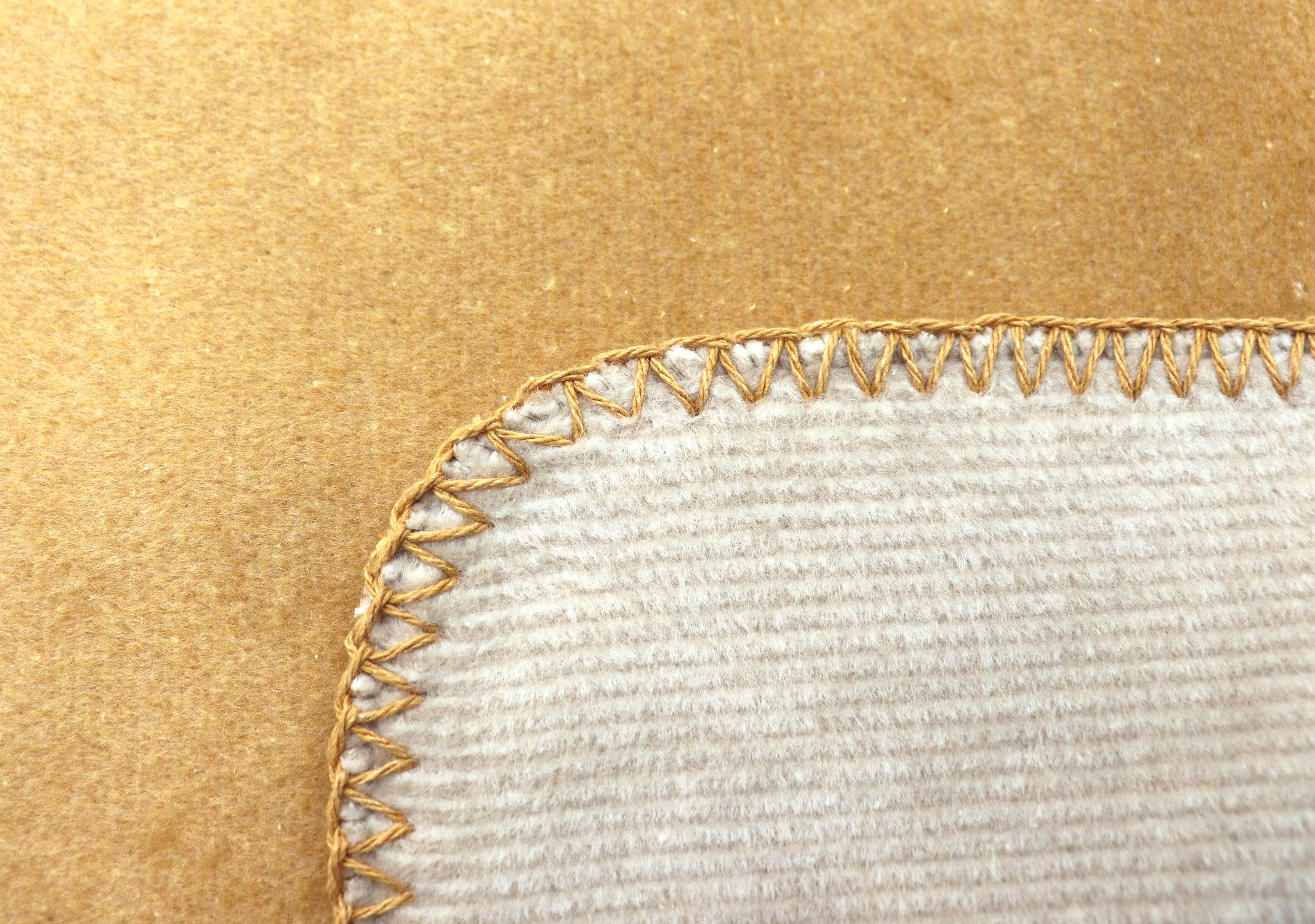 Wohndecke "Melange Doubleface" aus Baumwollmischgewebe in 150x200 cm in Honig-Creme - Zierstich