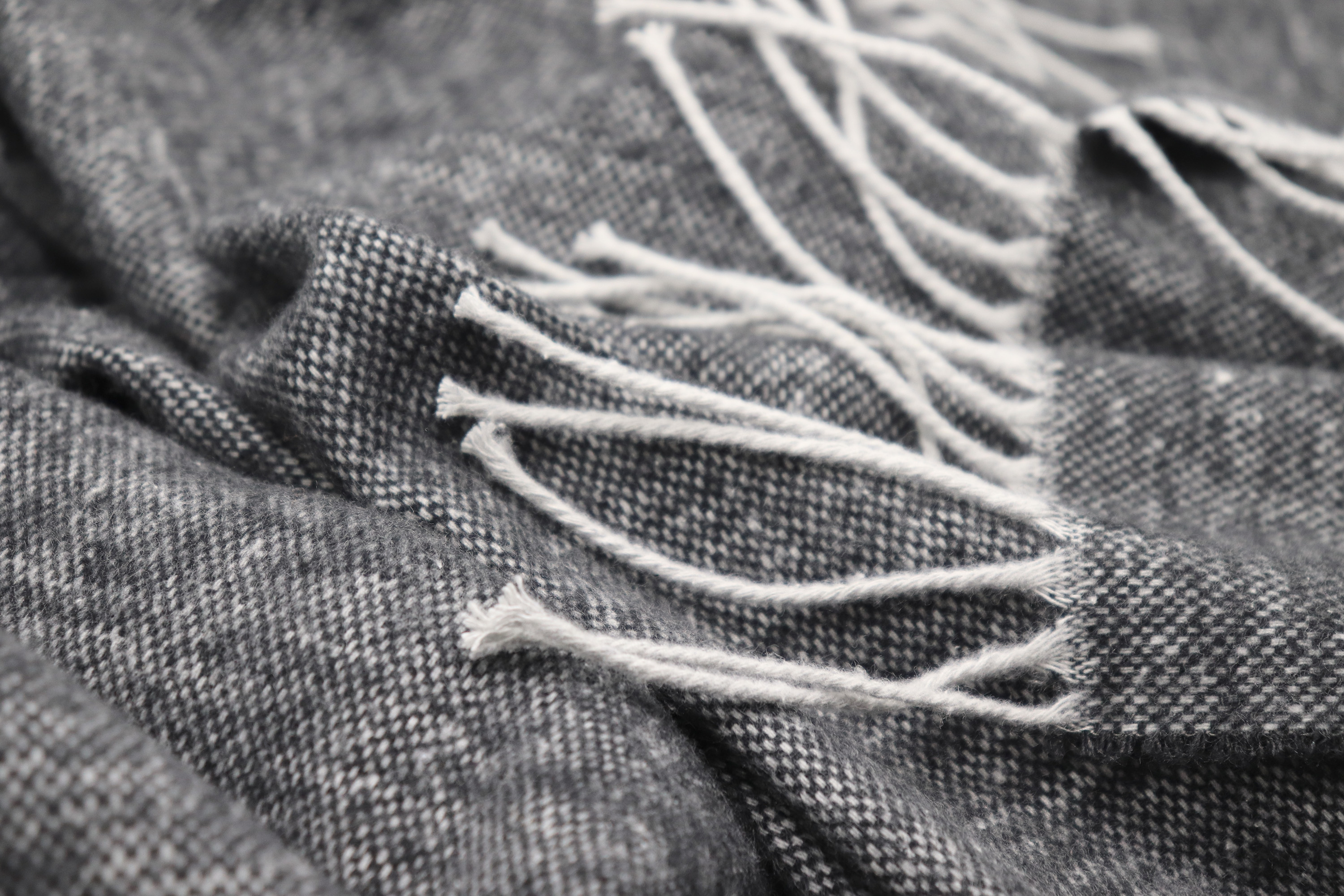 Fransenplaid "Structure" Fransenplaid Anthracite Nahaufnahme Flor