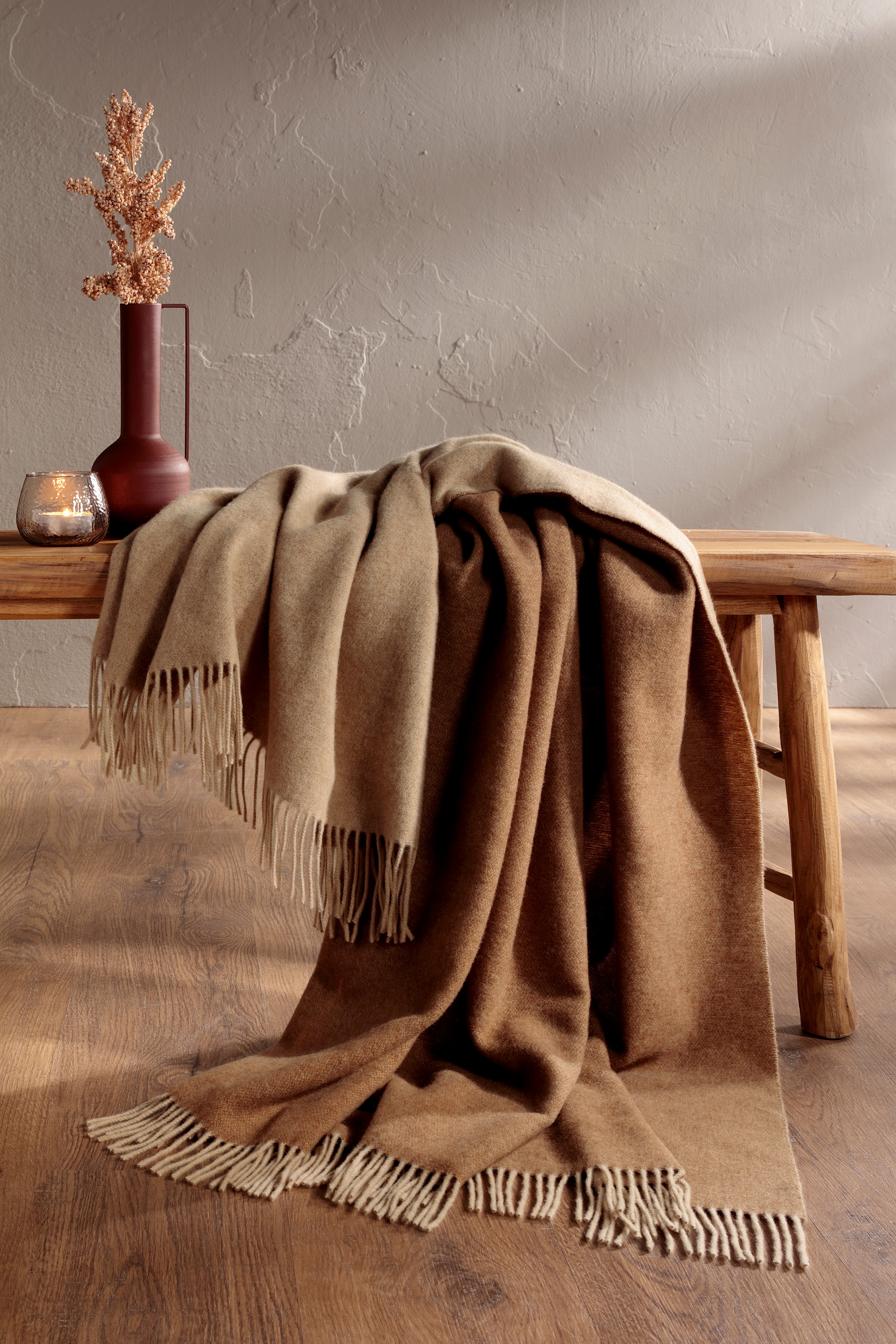 Kaschmirplaid Camel-Beige auf Sitzbank