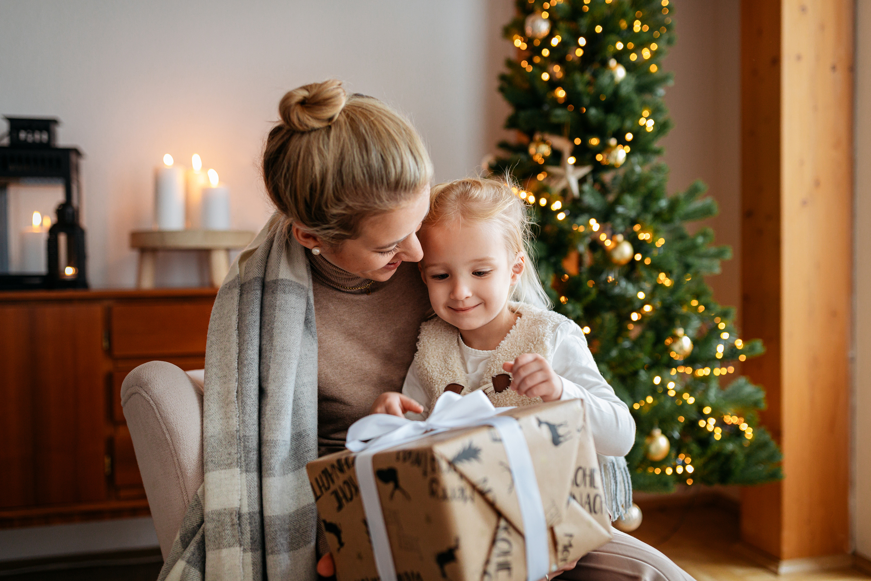 Biederlack Wollplaid in Weihnachtslocation mit Mutter und Kind