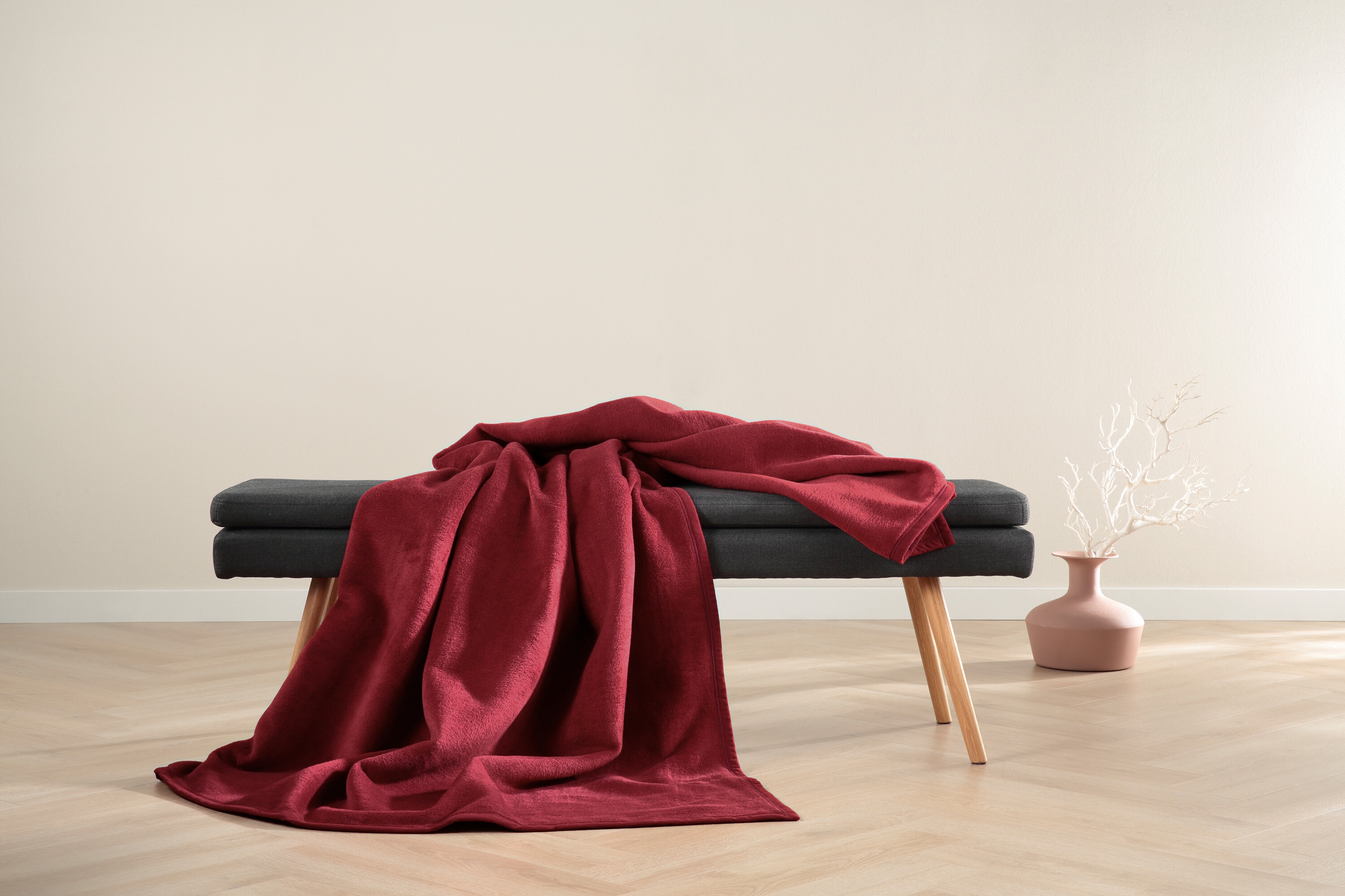 Wohndecke Uno Cotton bordeaux Milieubild