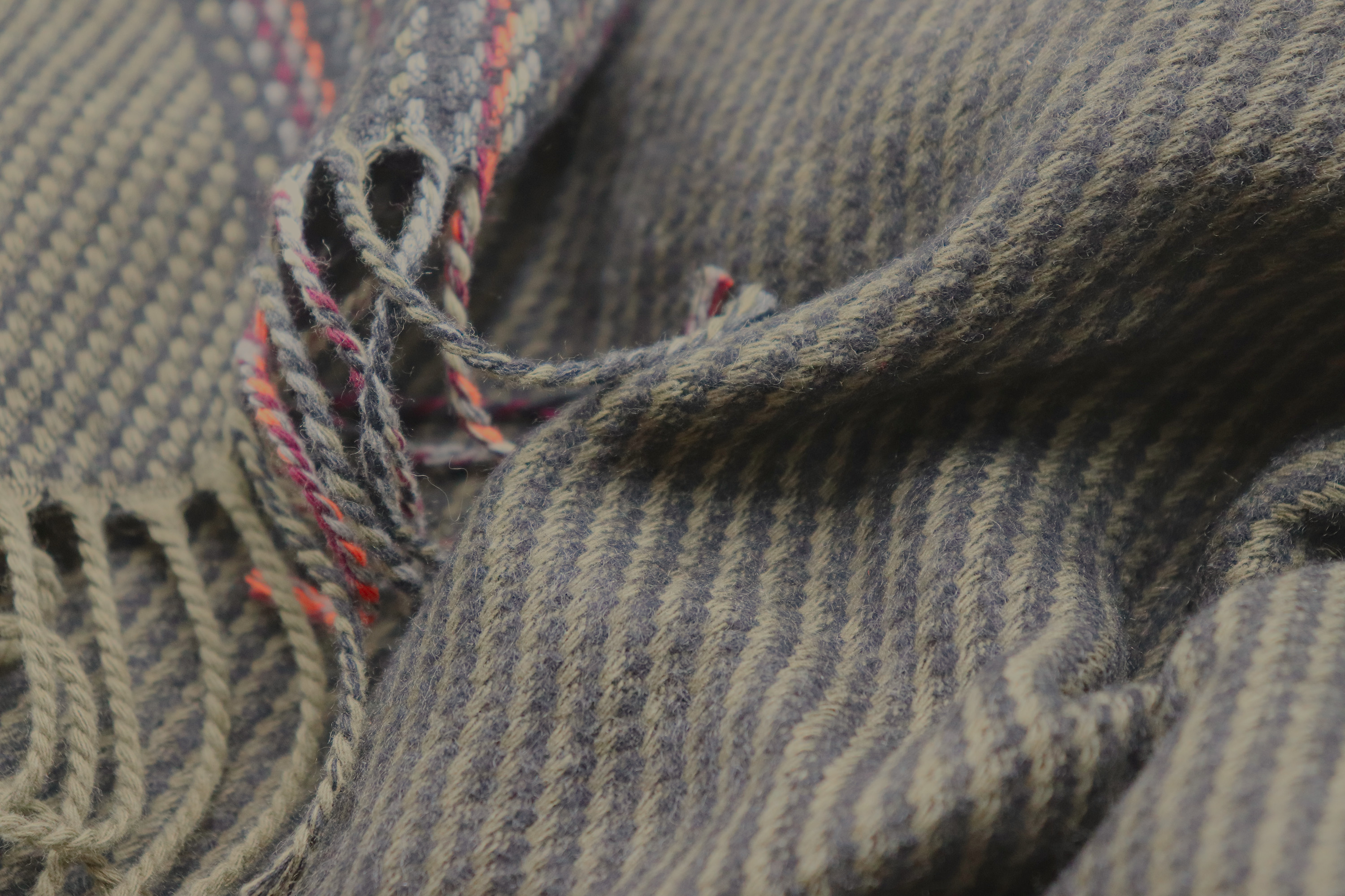 Fransenplaid "Essence" Fransenplaid Essence khaki Nahaufnahme Flor