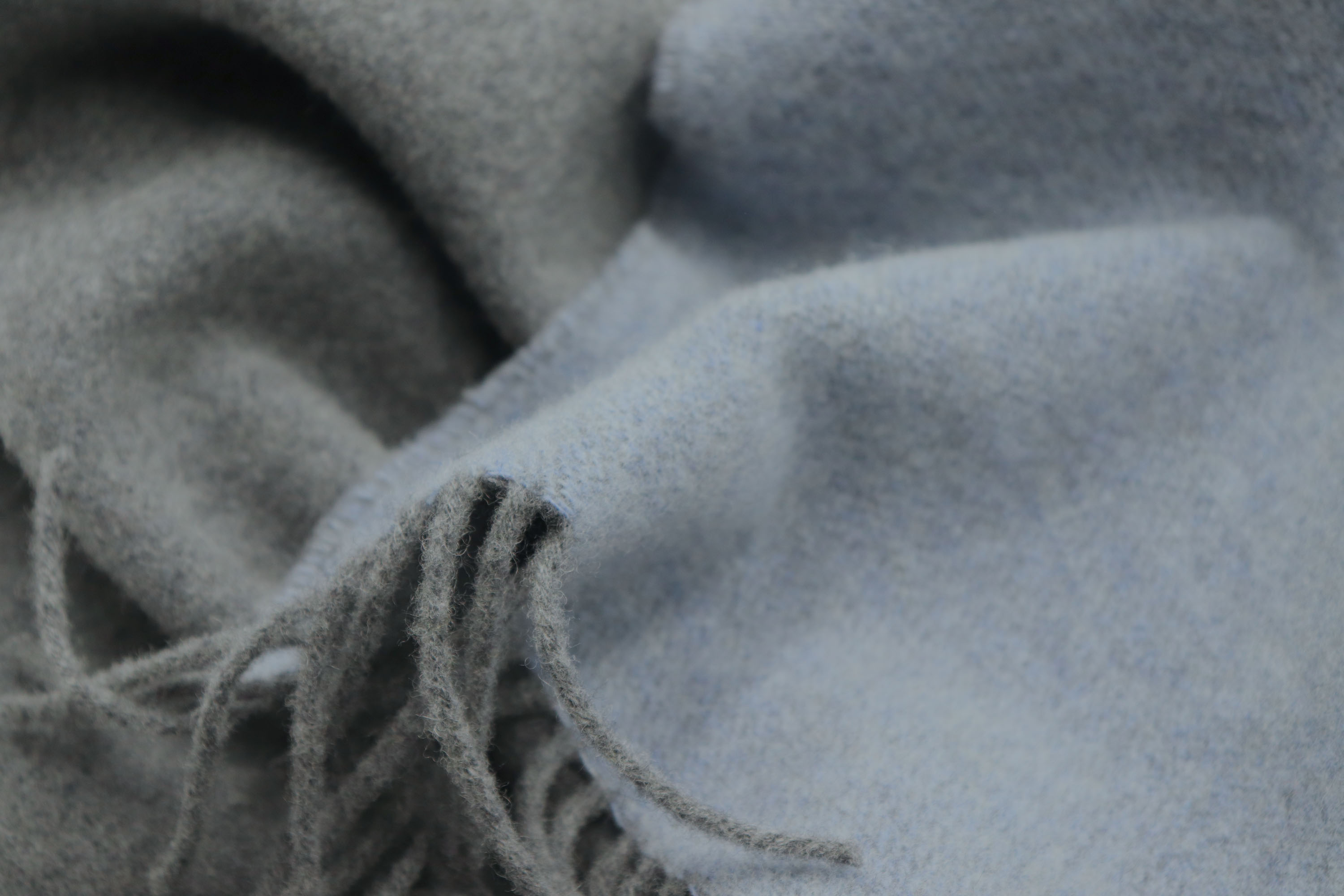 Kaschmirplaid Hochwertiges Kaschmirplaid mit Fransen in blau-grau - Flor