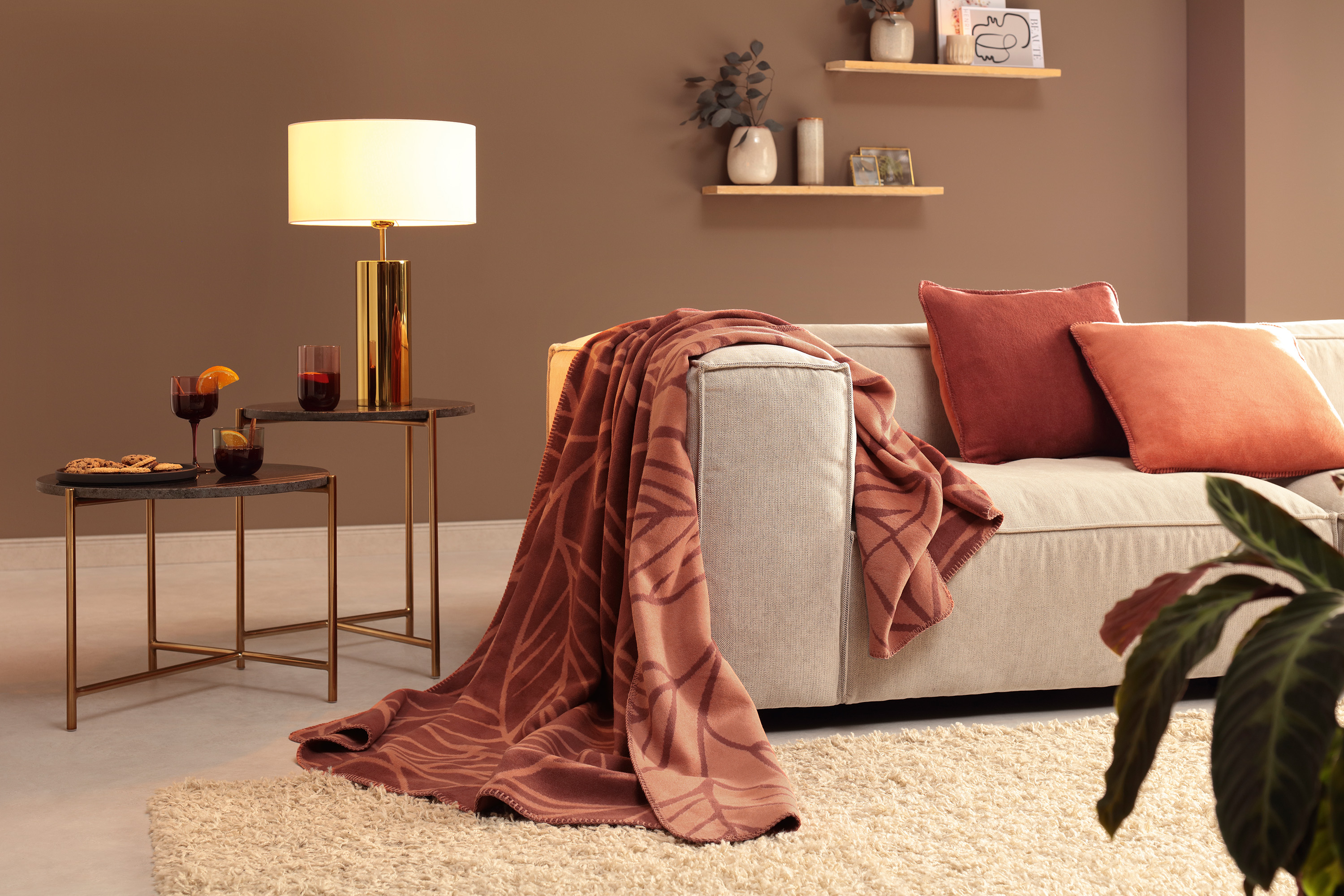 Sofadecke Villeroy & Boch Aurora Bordeaux Milieubild Querformat