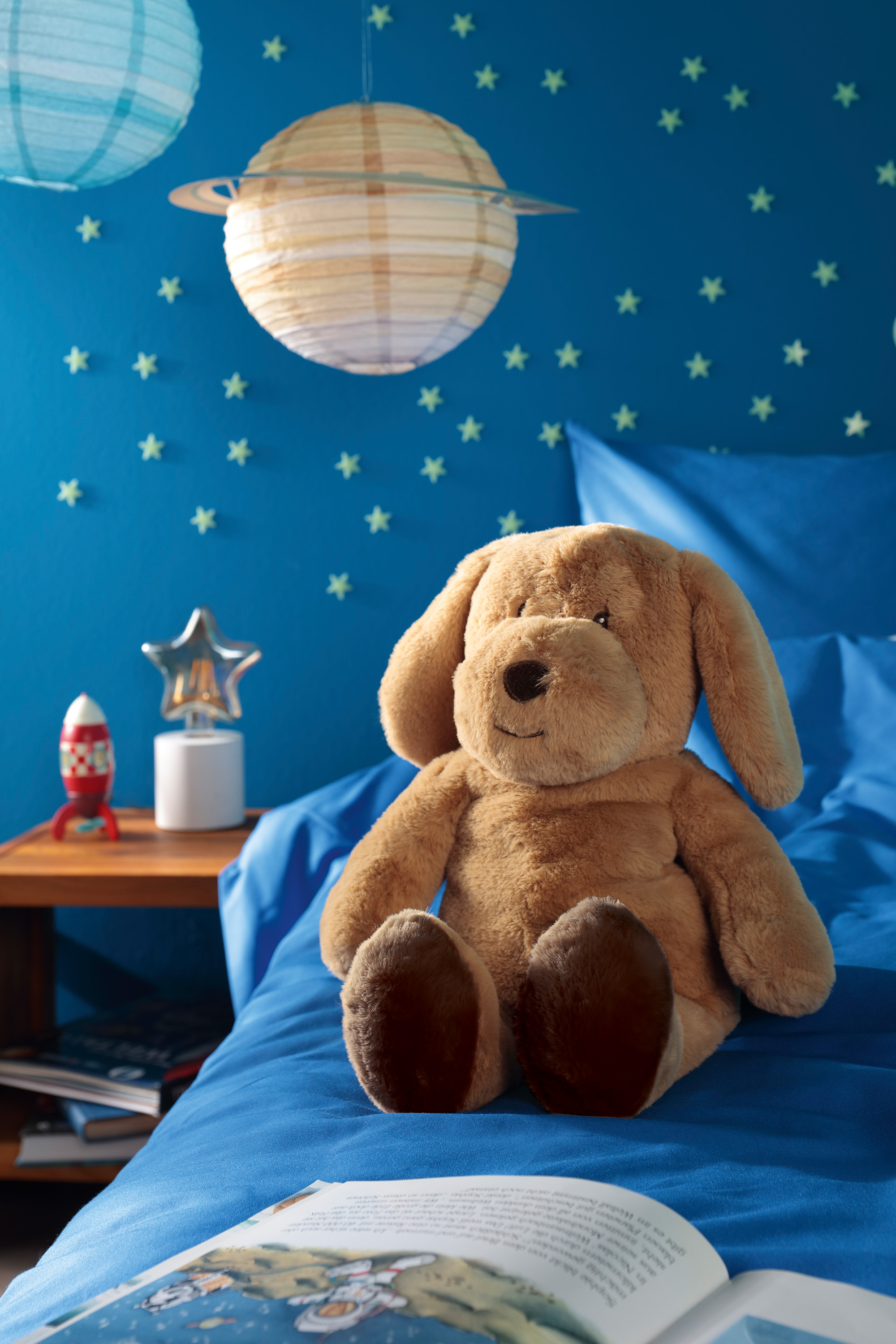 Kuscheltier Dream Team Hund Max Milieubild im Kinderzimmer