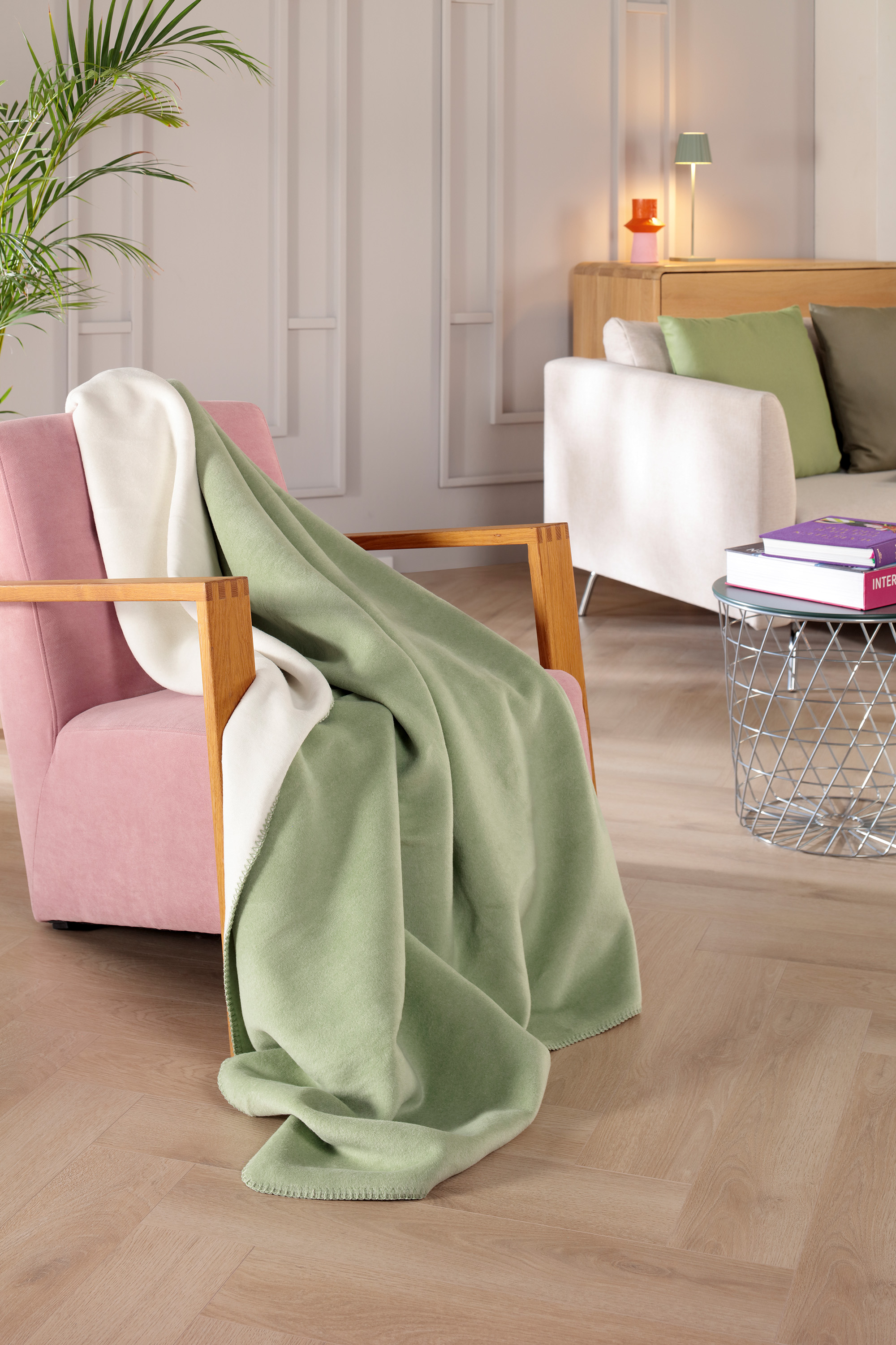 Wohn- und Kuscheldecke "Duo Cotton" Wohndecke Mint- Ecru Milieubild Hochformat