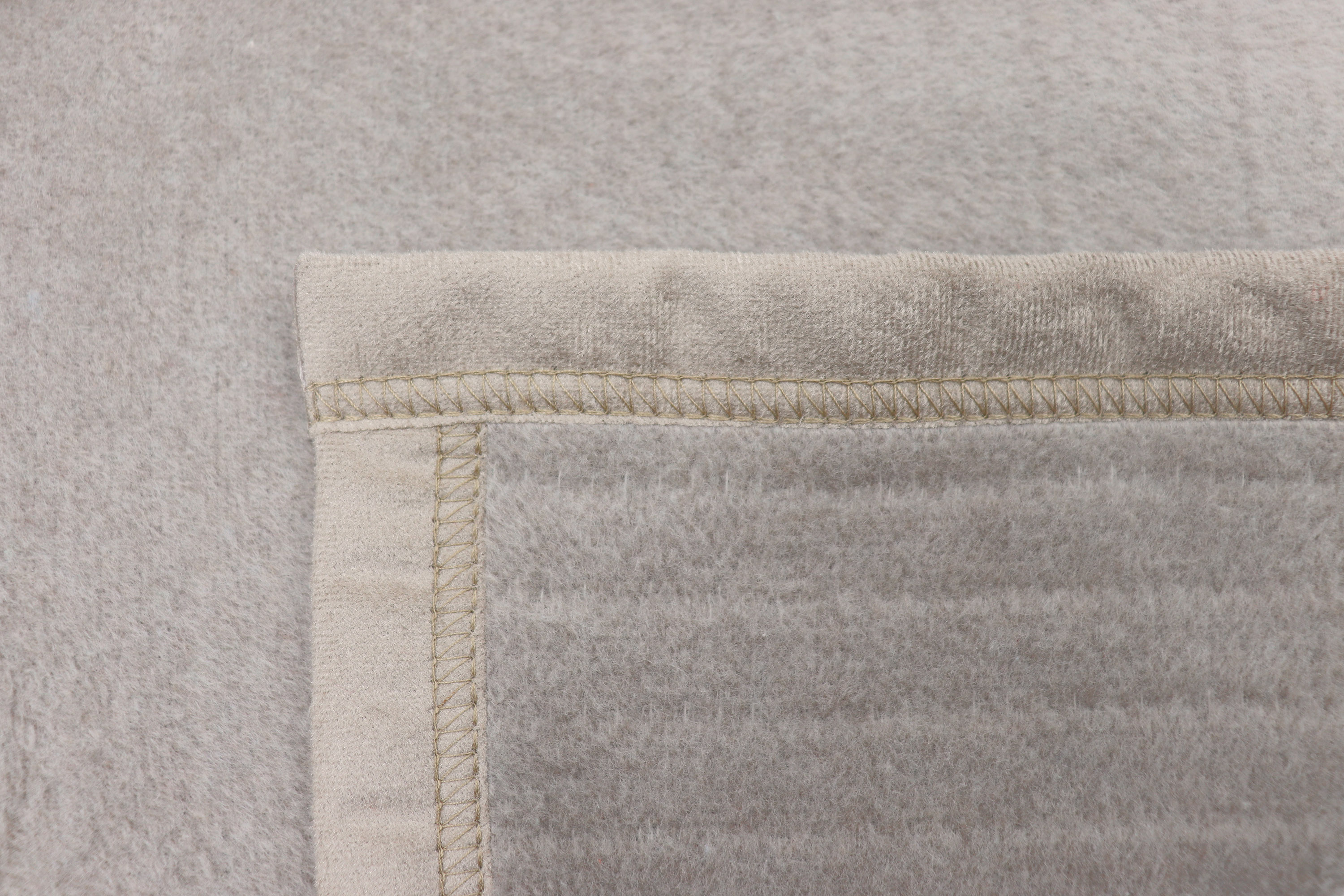 Wohndecke Feel in Farbe taupe Nahaufnahme Einfassung