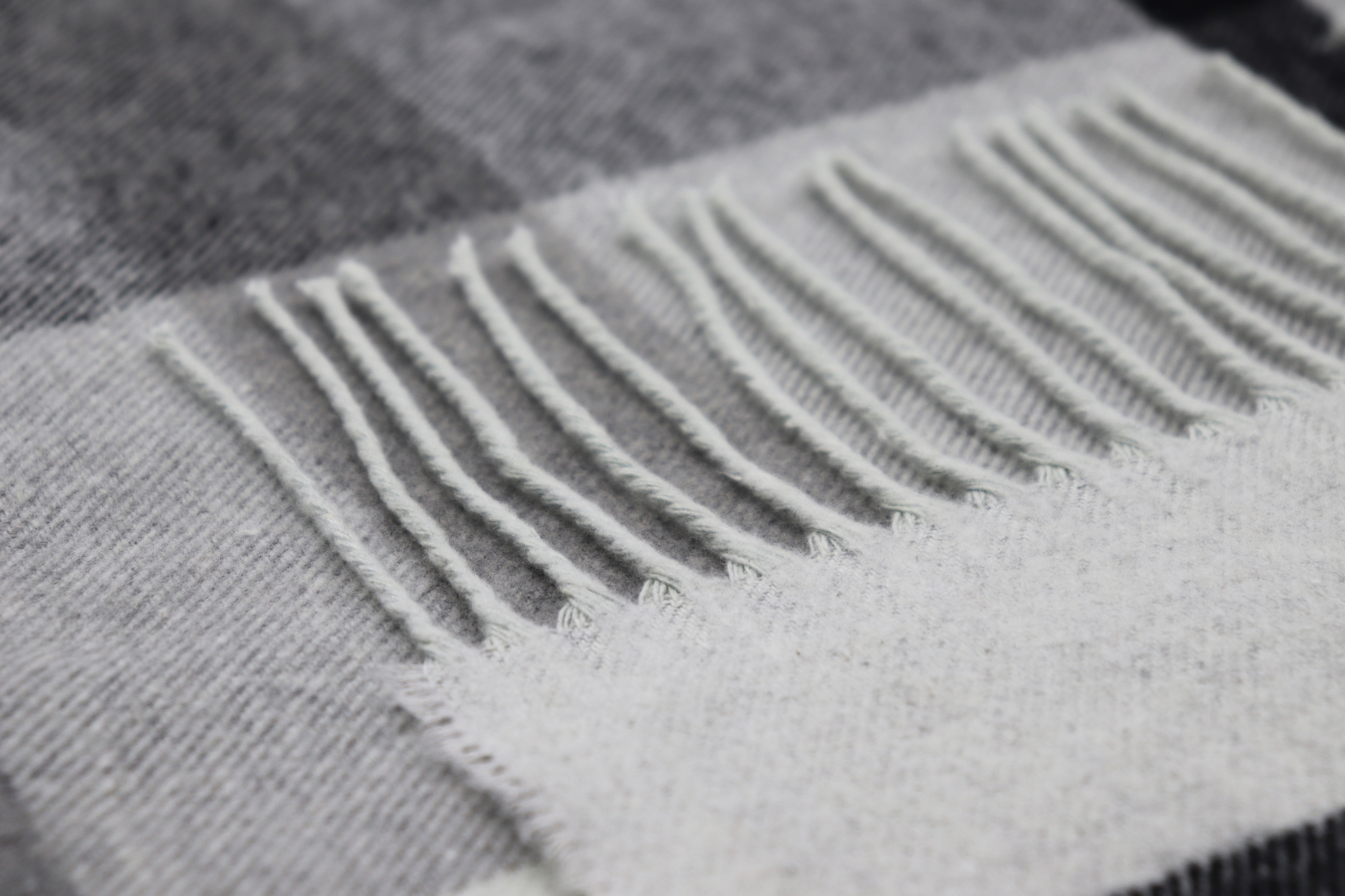 Fransenplaid Harmony Grey Nahaufnahme Fransen