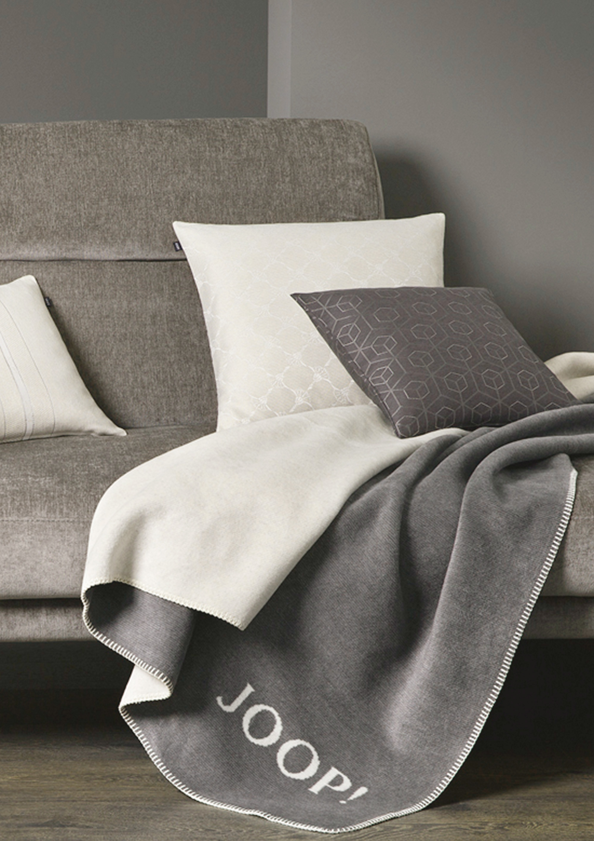 Wohndecke Joop! Melange-Doubleface graphit-ecru Milieuaufnahme