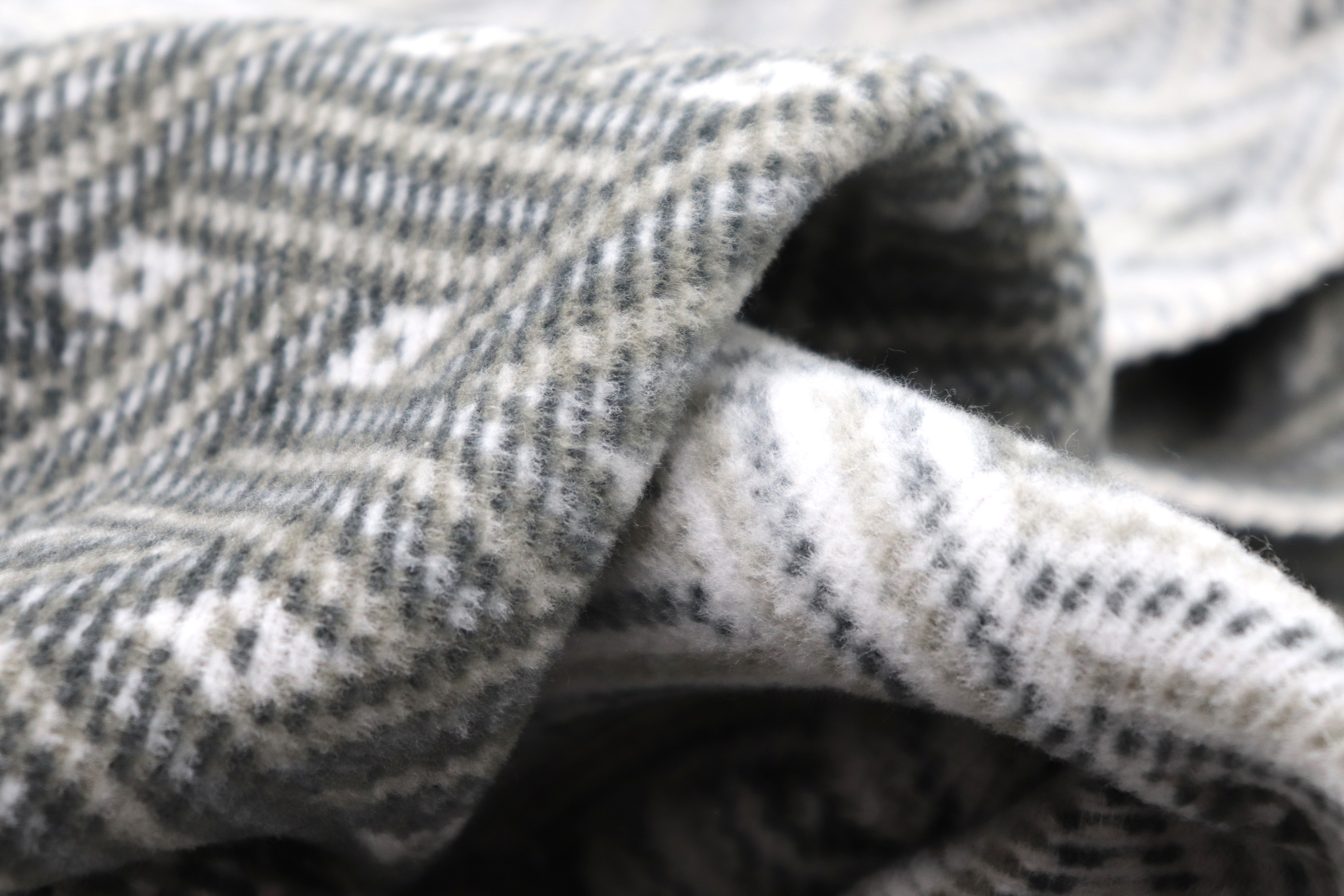 grau gemusterte Kuscheldecke "Network" aus Baumwollmischgewebe - Detailaufnahme Flor