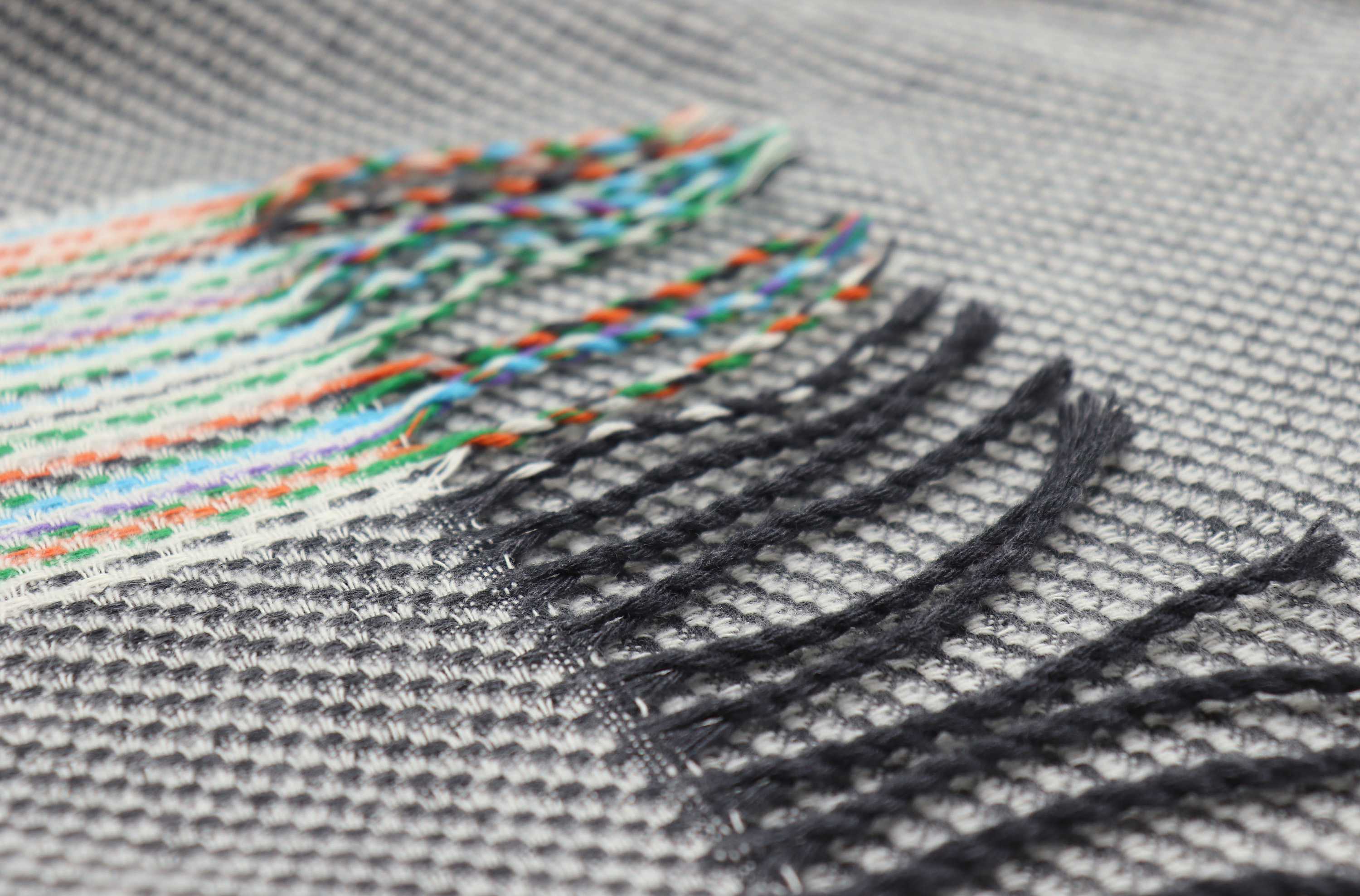 Fransenplaid Essence grey Nahaufnahme Fransen Einfassung