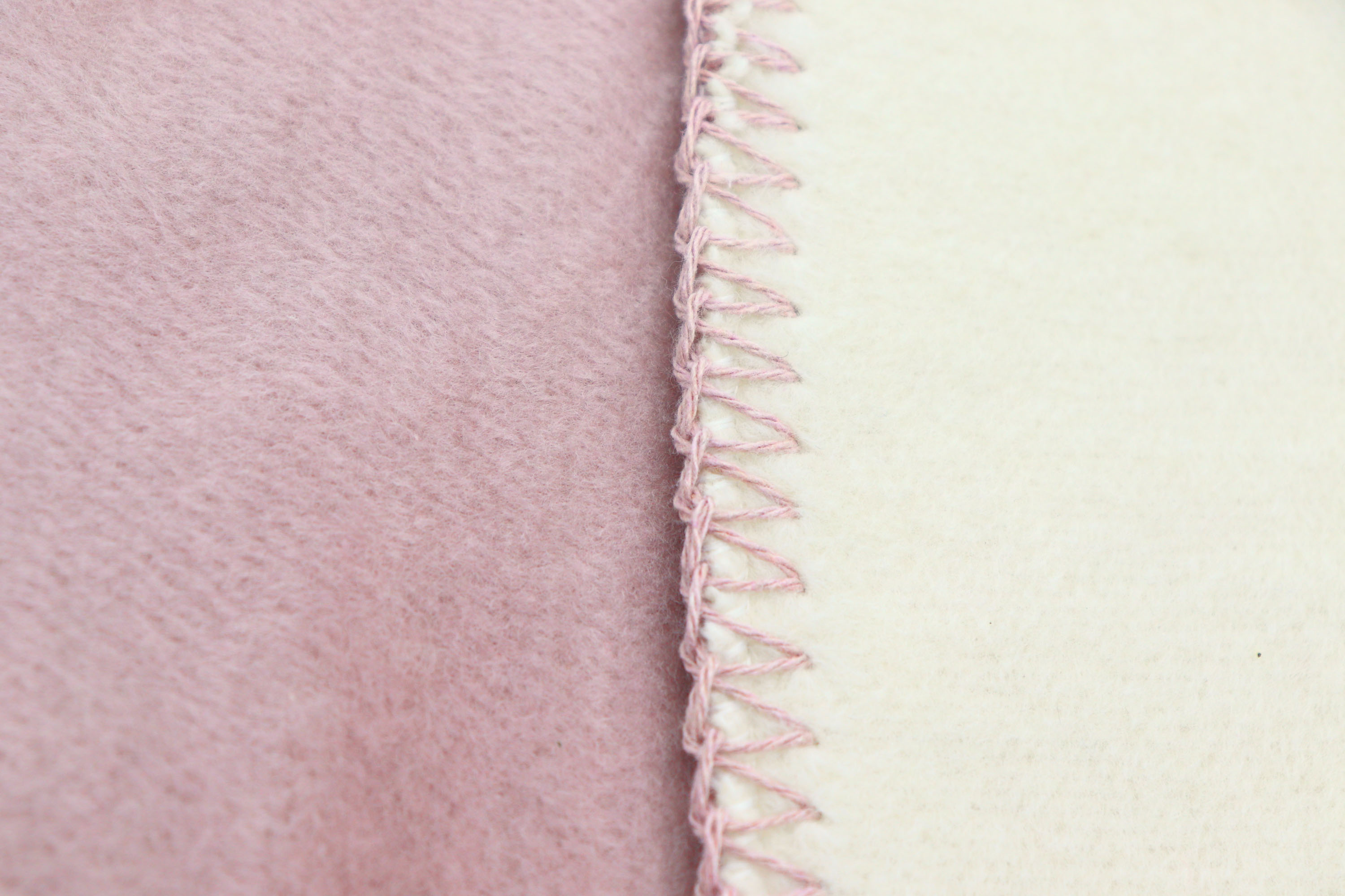 Schlichte Wohndecke "Duo Cotton" aus Baumwollmischgewebe in 150x200 cm in Lotus-Pergament - Zierstich