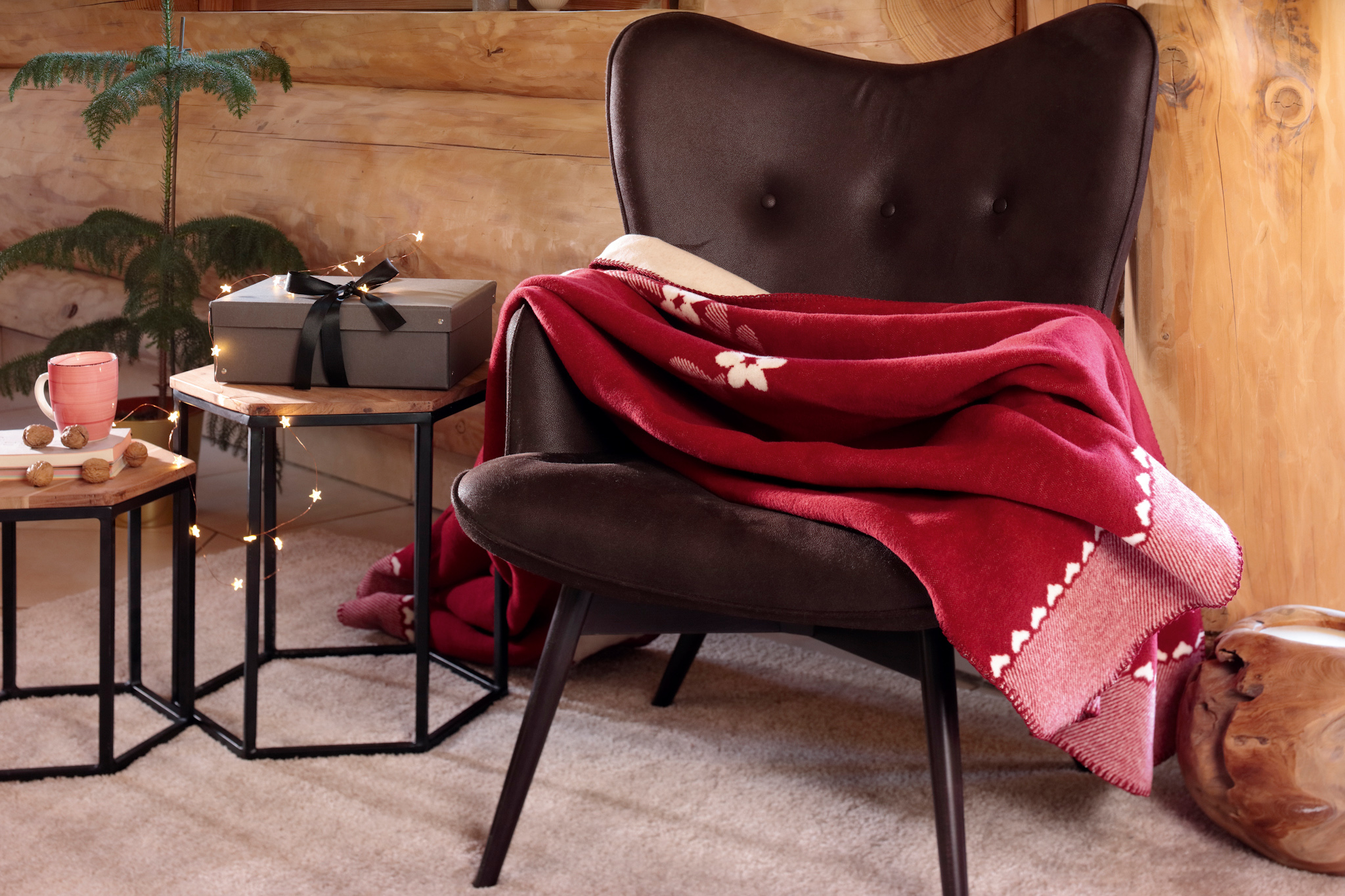 Winterliche Kuscheldecke mit Herz-Motiv in rot - Milieu quer